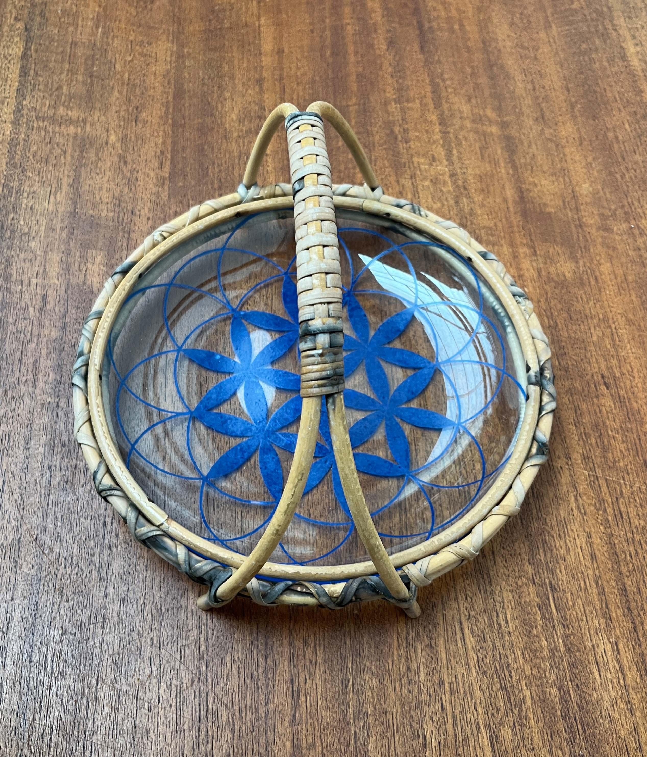 Moderne Schale aus Rattan und Glas, blaues Blumenmuster, Finnland, 1960er Jahre (20. Jahrhundert) im Angebot