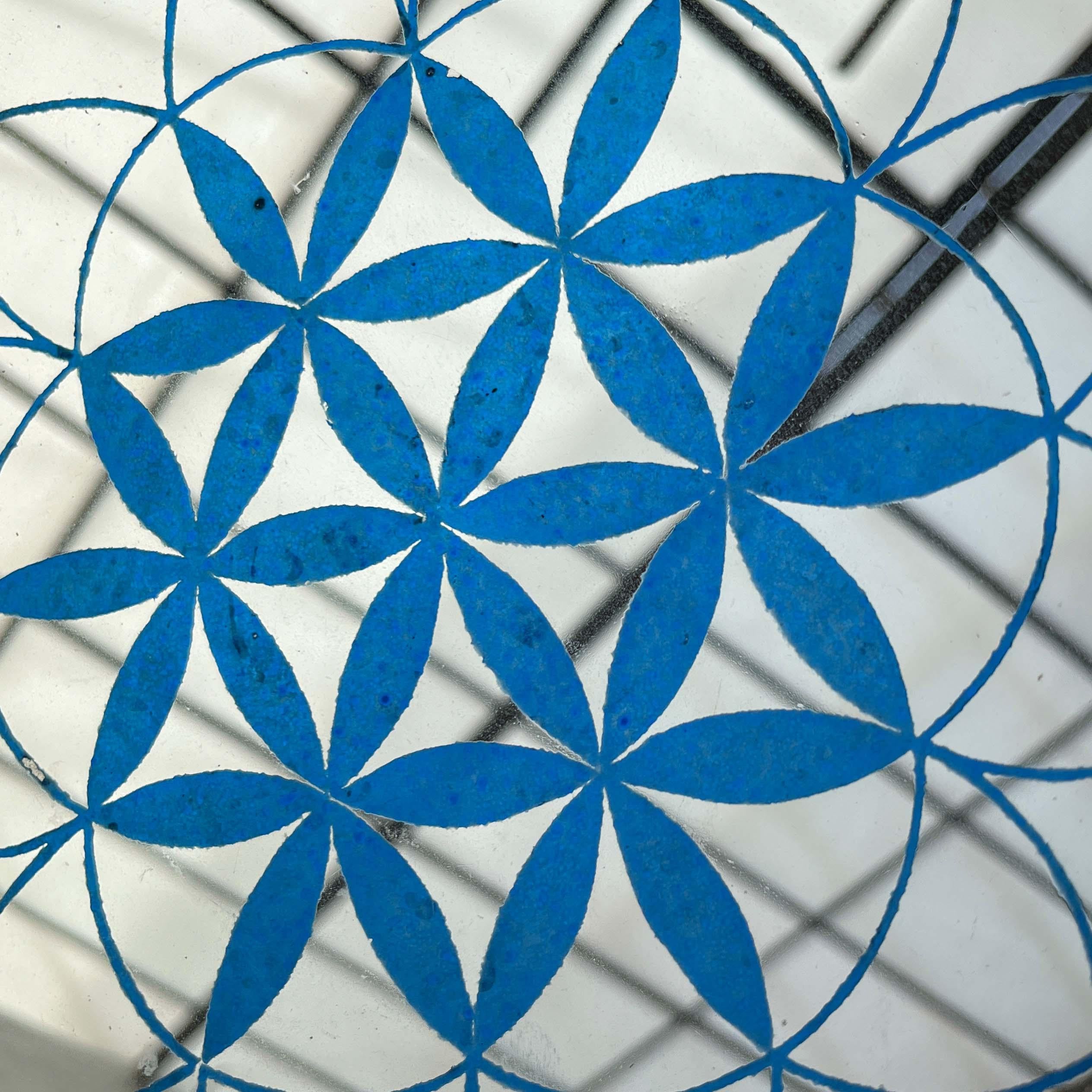 Moderne Schale aus Rattan und Glas, blaues Blumenmuster, Finnland, 1960er Jahre im Angebot 2