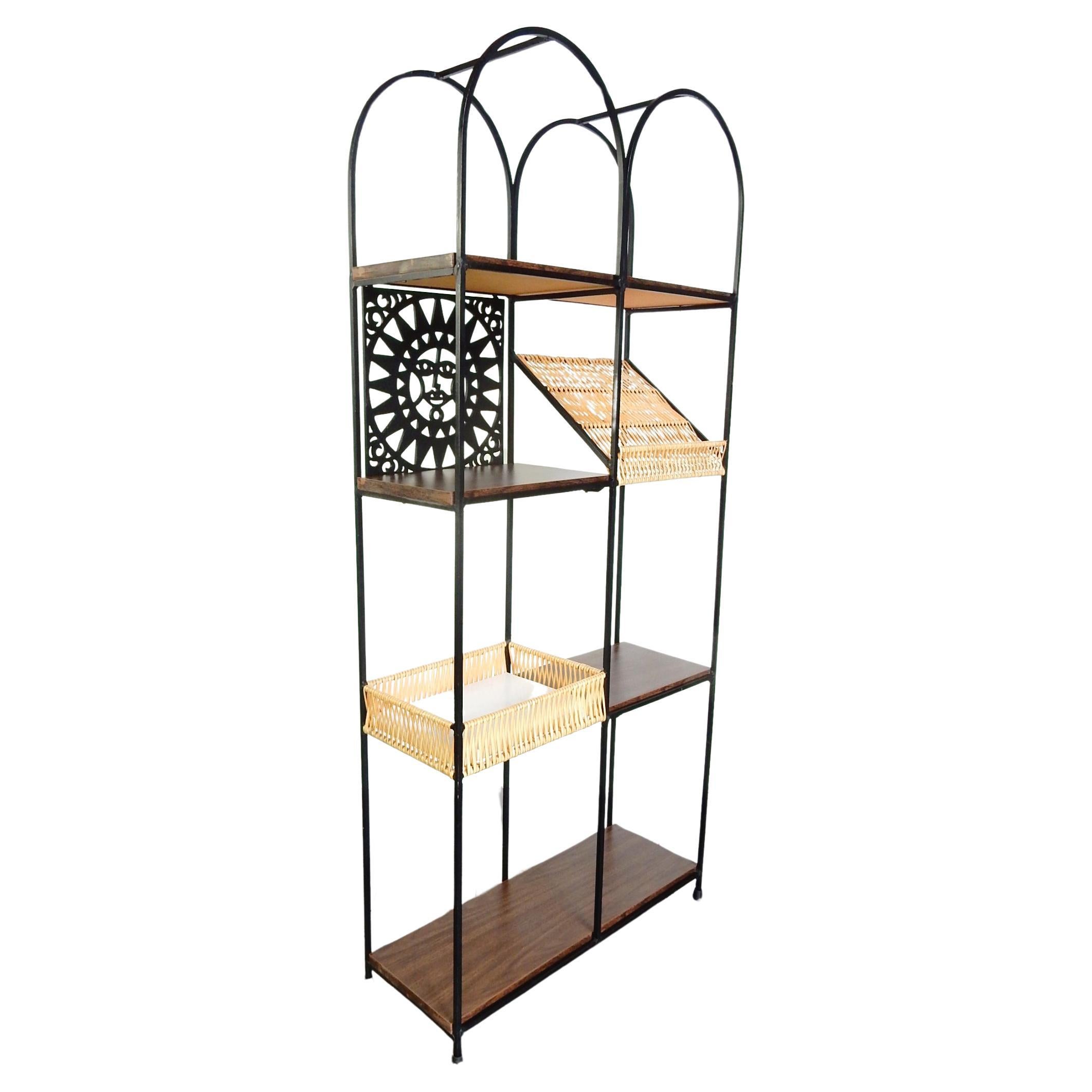 RARO y Único étagère de hierro, madera y hierba sintética tejida diseñado por Arthur Umanoff
para la colección Mayan de Shaver Howard Furniture CO. y producida en la década de 1960.
Esta pieza parece bien cuidada y es completamente original.