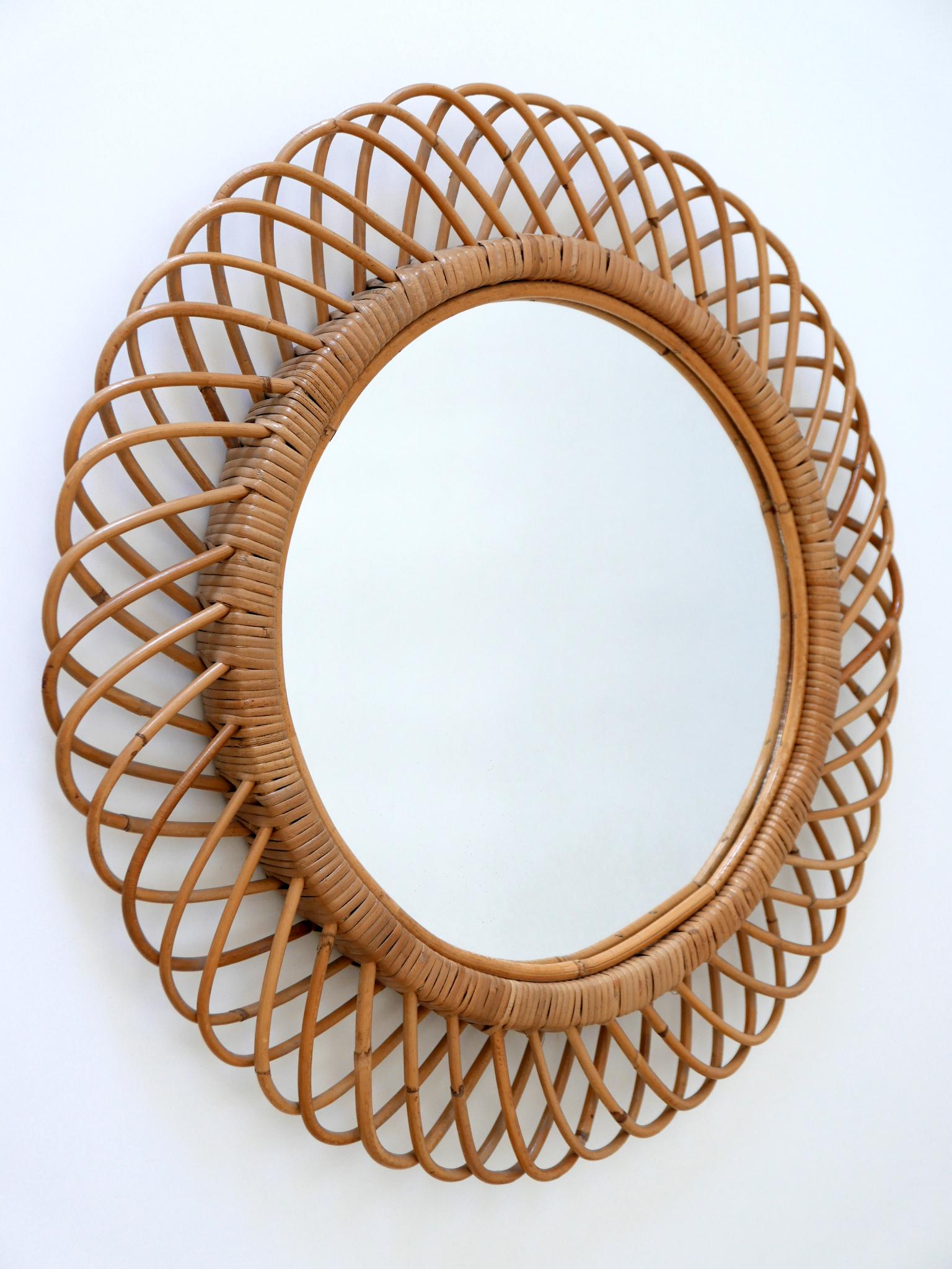 Specchio circolare da parete altamente decorativo in stile Mid-Century Modern. Prodotto in Italia, anni '60.

Realizzato in rattan, bambù e vetro specchiato.

Condizioni:
Buone condizioni originali d'epoca. Usura coerente con l'uso e l'età.
