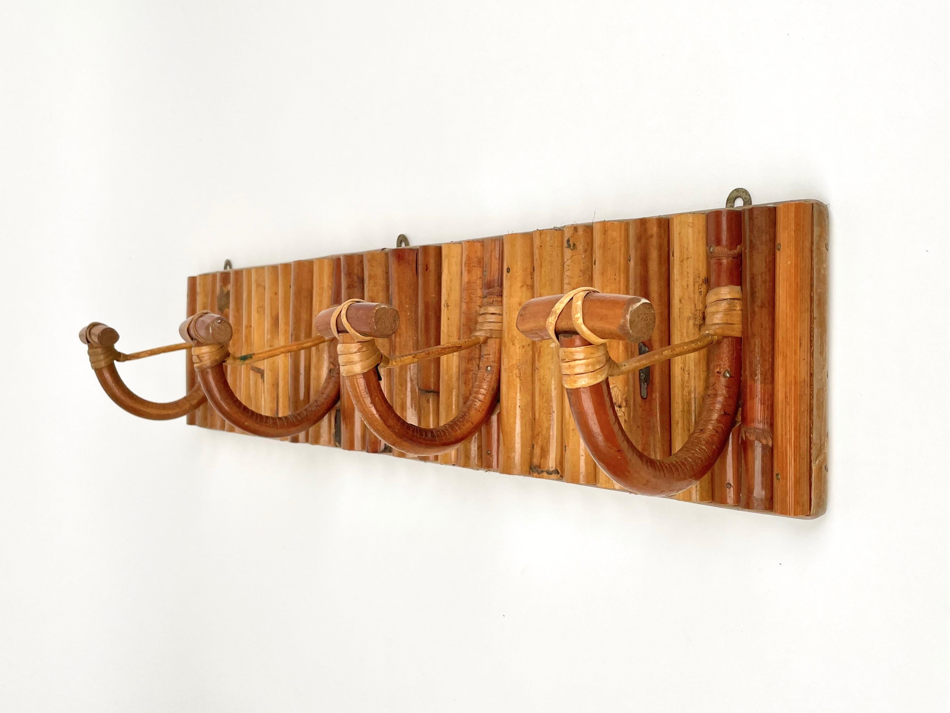 Coat hanger in bamboo and rattan structure with four hooks made in Italy in the 1960s.