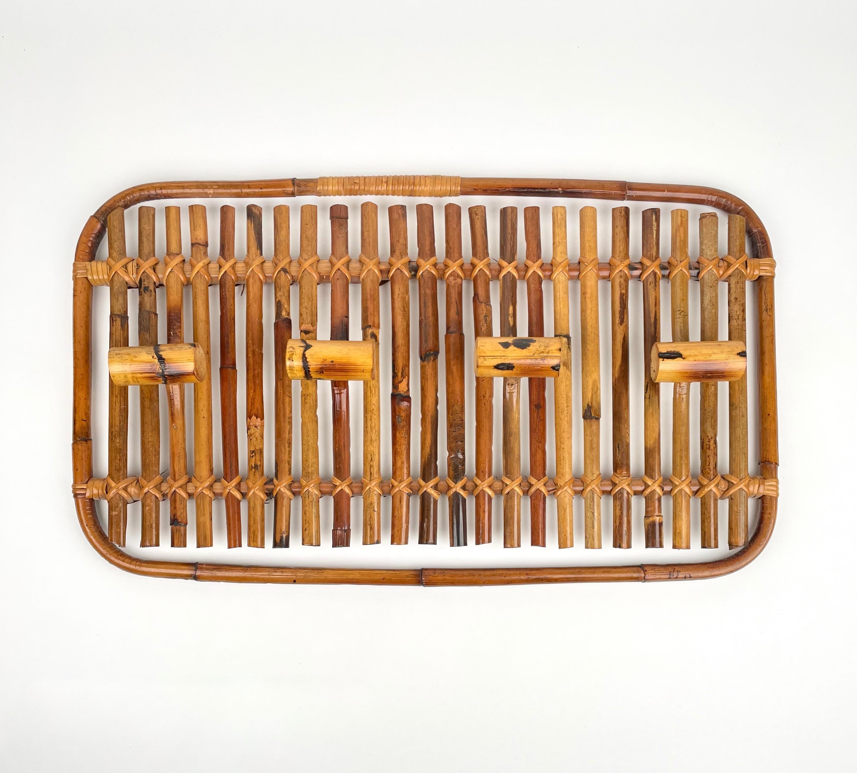 Big rectangular coat hanger with rounded corners in bamboo and rattan featuring four hooks. Made in Italy in the 1960s.