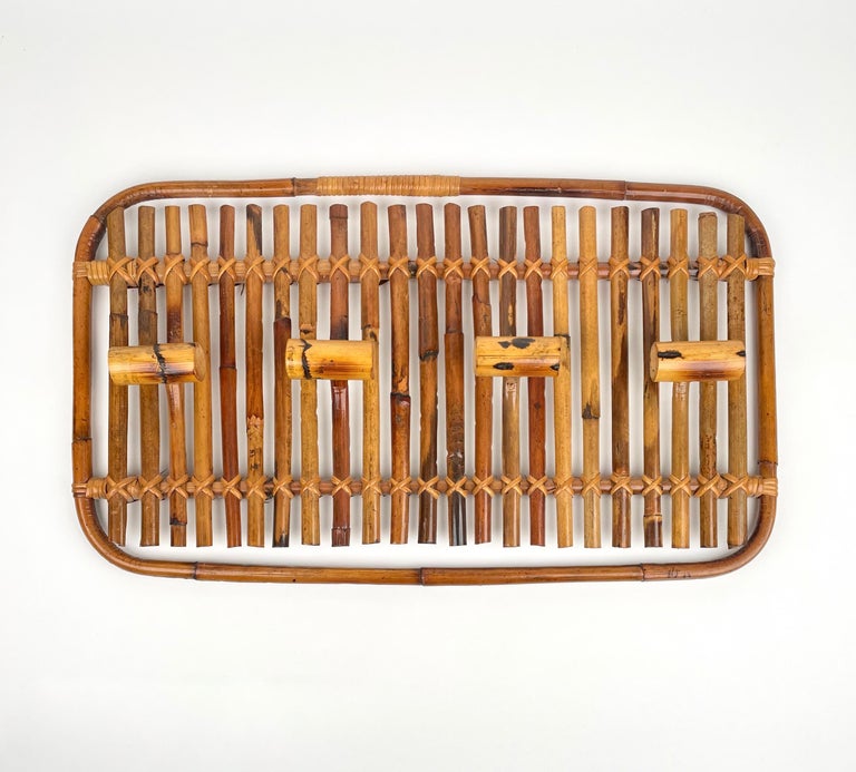 Big rectangular coat hanger with rounded corners in bamboo and rattan featuring four hooks. Made in Italy in the 1960s.