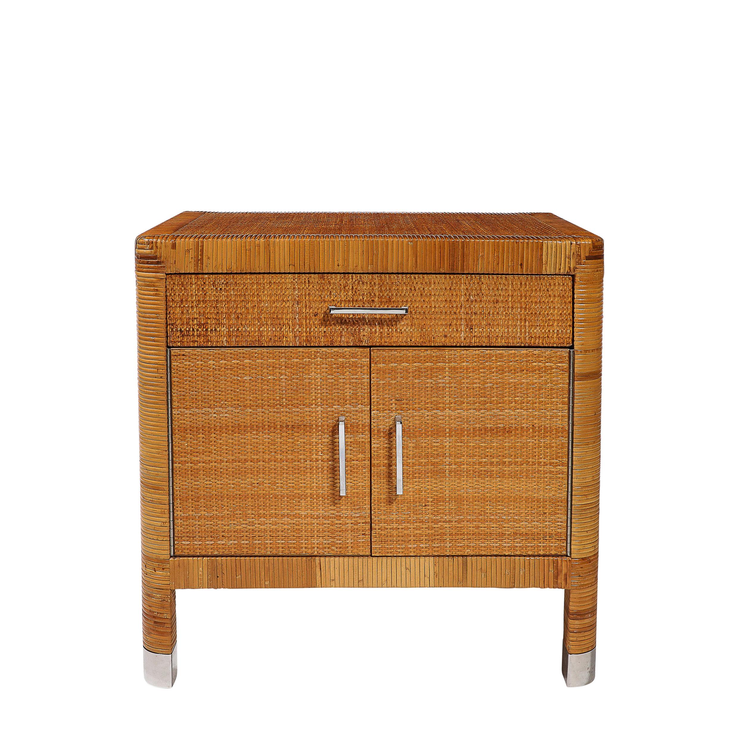 Questi eleganti comodini in stile Mid-Century Modernist, realizzati dagli stimati Bielecky Brothers, trasudano raffinatezza grazie al loro meticoloso rivestimento in rattan e bambù. Realizzati in America intorno al 1970, questi comodini sono