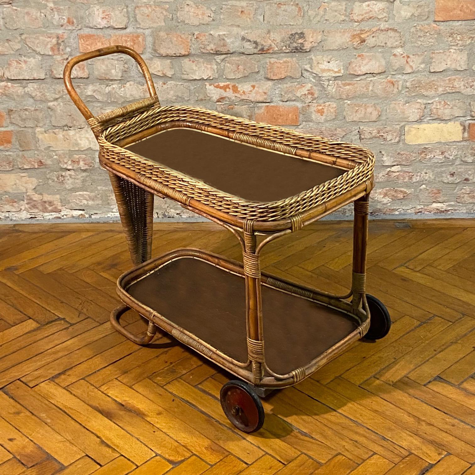 Carrello da bar in rattan italiano nello stile di Franco Albini. 
Il carrello è stato realizzato all'inizio degli anni '50 e ha una forma interessante, che ricorda i carrelli del periodo Art Deco.