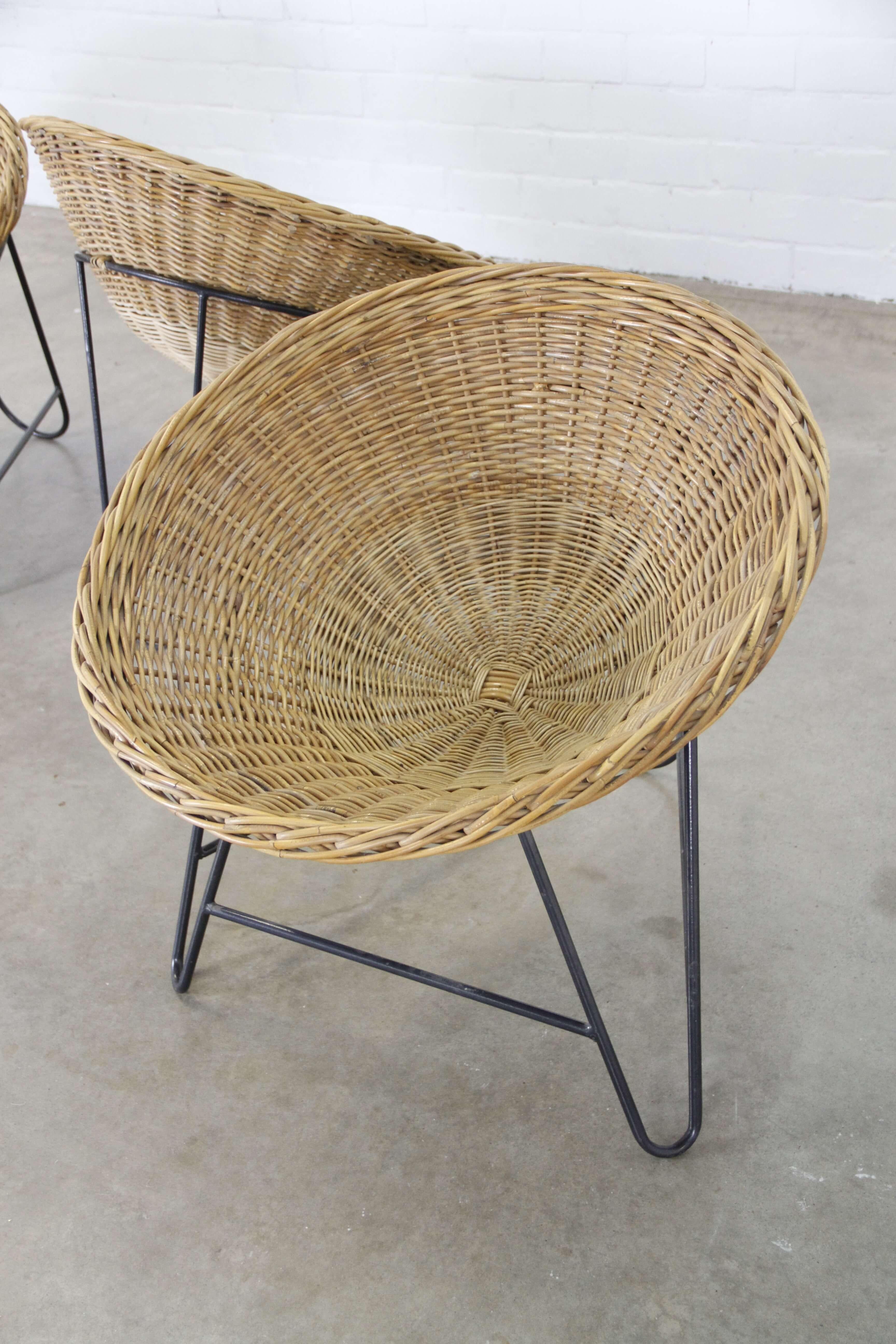 Mid-Century Modern Rattan Basket Chair (Moderne der Mitte des Jahrhunderts)