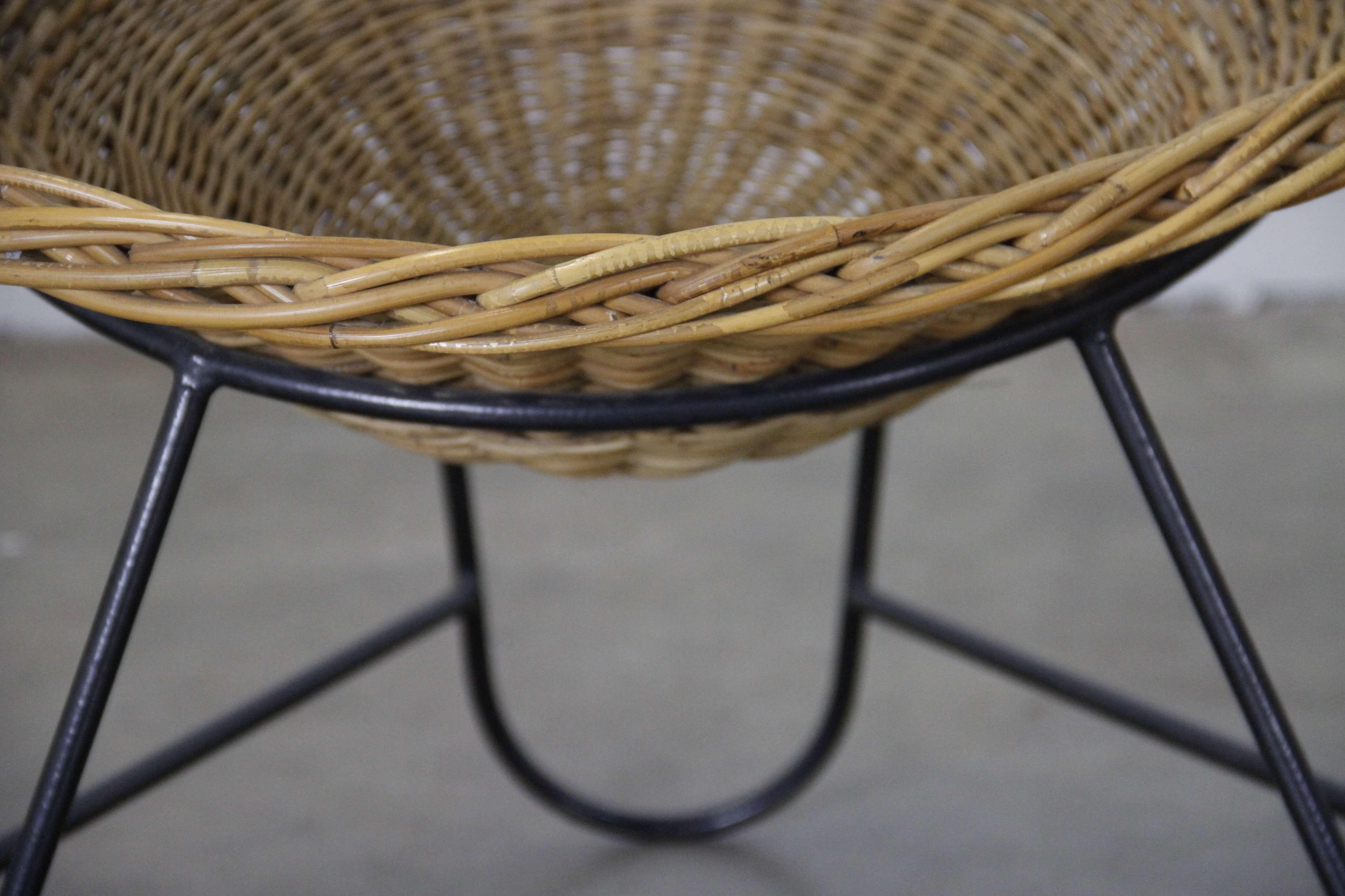 Mid-Century Modern Rattan Basket Chair (Mitte 17. Jahrhundert)