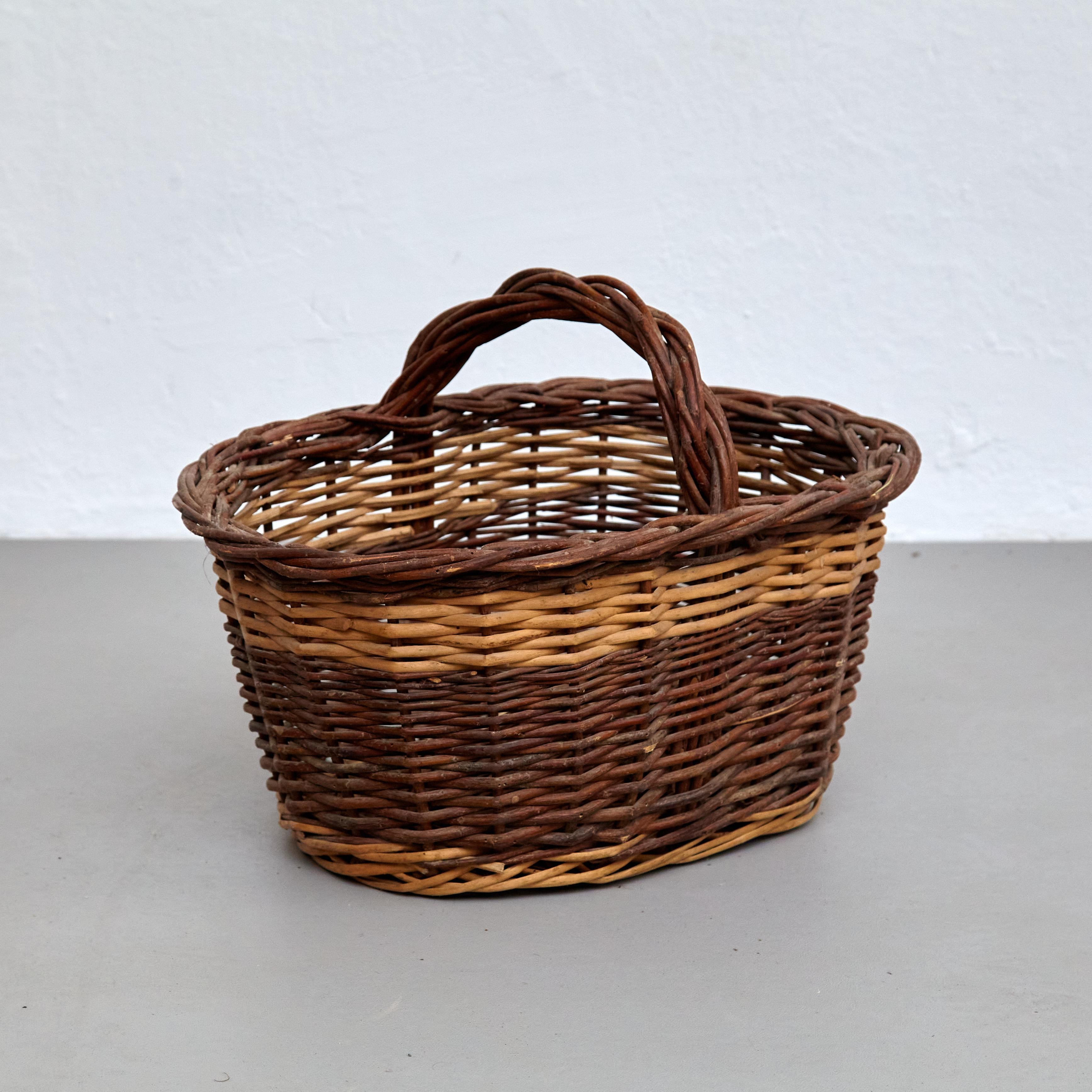 Mid-Century Modern Rattan Basket, circa 1960 In Good Condition For Sale In Barcelona, Barcelona