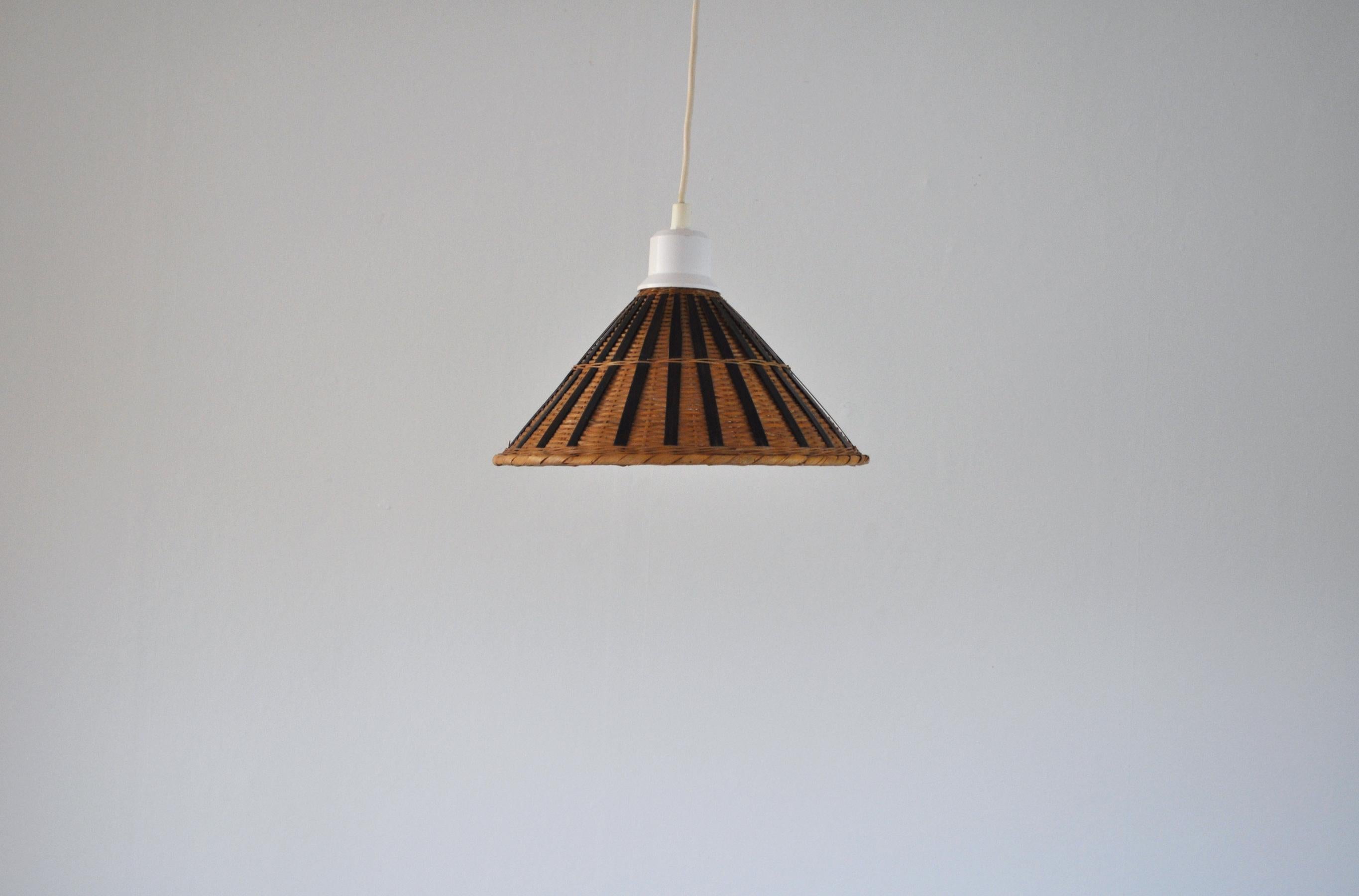 Mid-Century Modern woven wicker and rattan conical shaped lantern or pendant ceiling lamp. Probably Denmark, 1960s. 
In original condition, with minor wear consistent with age and use, preserving a beautiful and charming patina.
Light source: E27