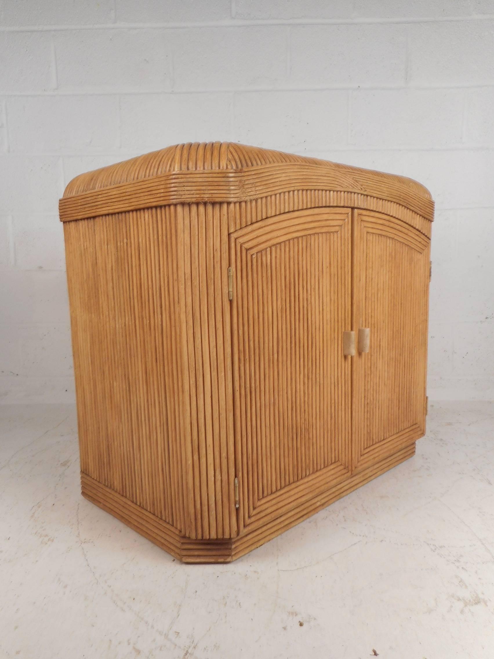 Mid-Century Modern Rattan Dry Bar Cabinet In Good Condition In Brooklyn, NY