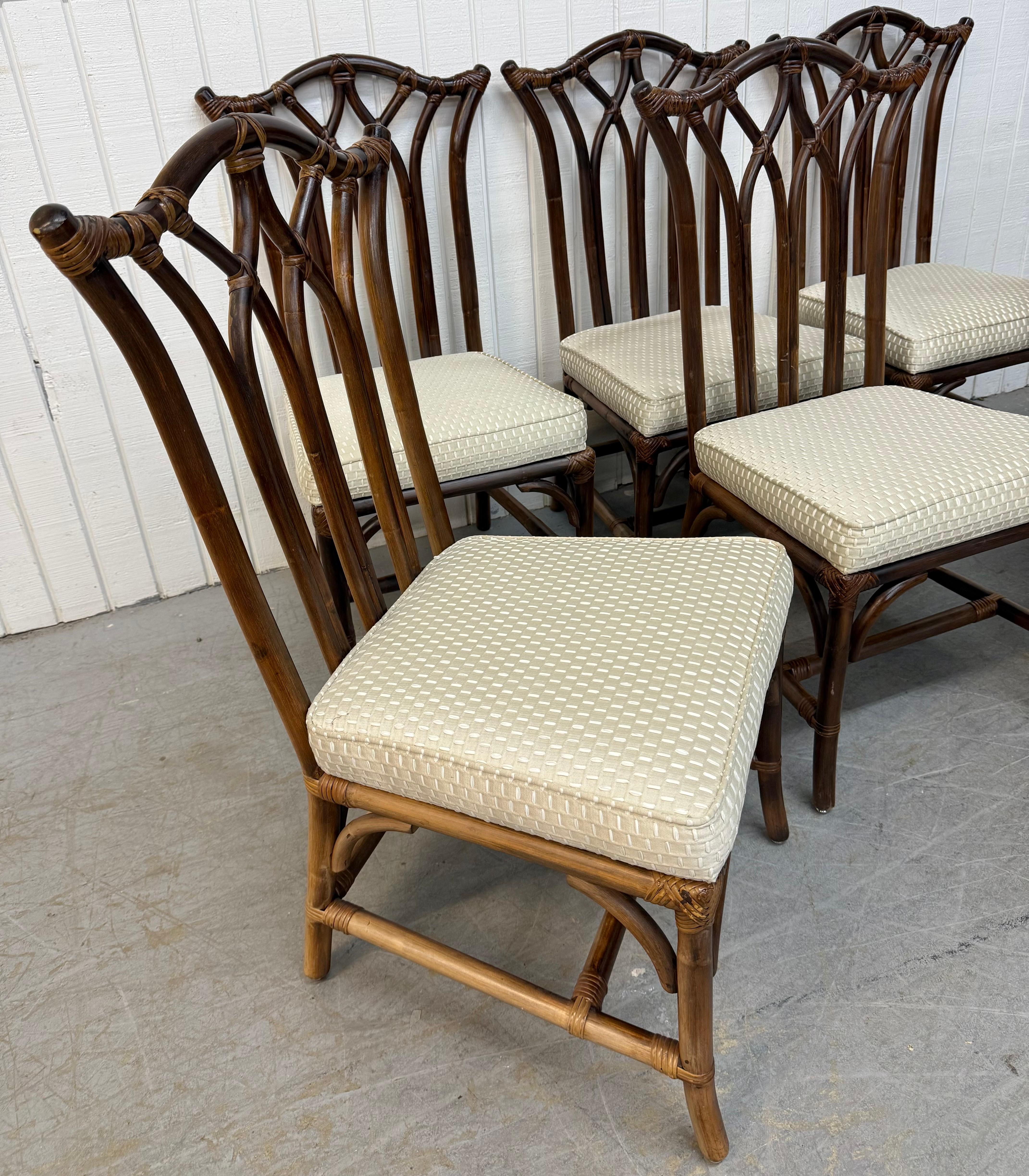 Diese Auflistung ist für eine Reihe von sechs Mid-Century Modern Rattan Faux Bambus Walnuss Esszimmerstühle. Mit hoher Bambus-Rückenlehne, sechs Beistellstühlen, weiß gepolsterten Sitzen und einer Oberfläche aus Walnussholz. Eine außergewöhnliche