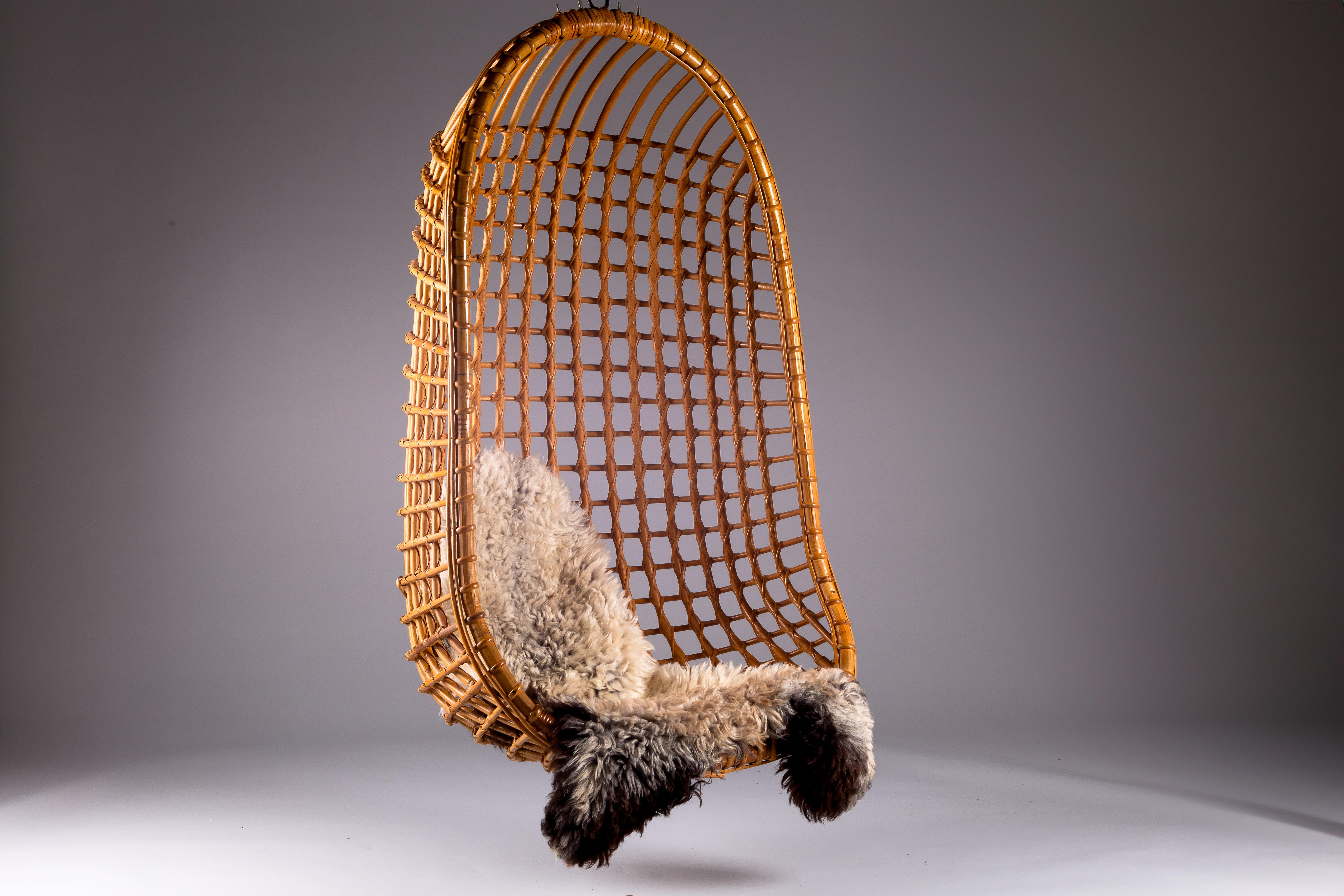 Dai un'occhiata alla nostra elegantissima sedia sospesa in rattan del Medioevo. Con un fresco mix di vibrazioni classiche e fascino vintage, questa sedia è perfetta per rendere la tua casa accogliente e chic. Realizzato in rattan di alta qualità, è