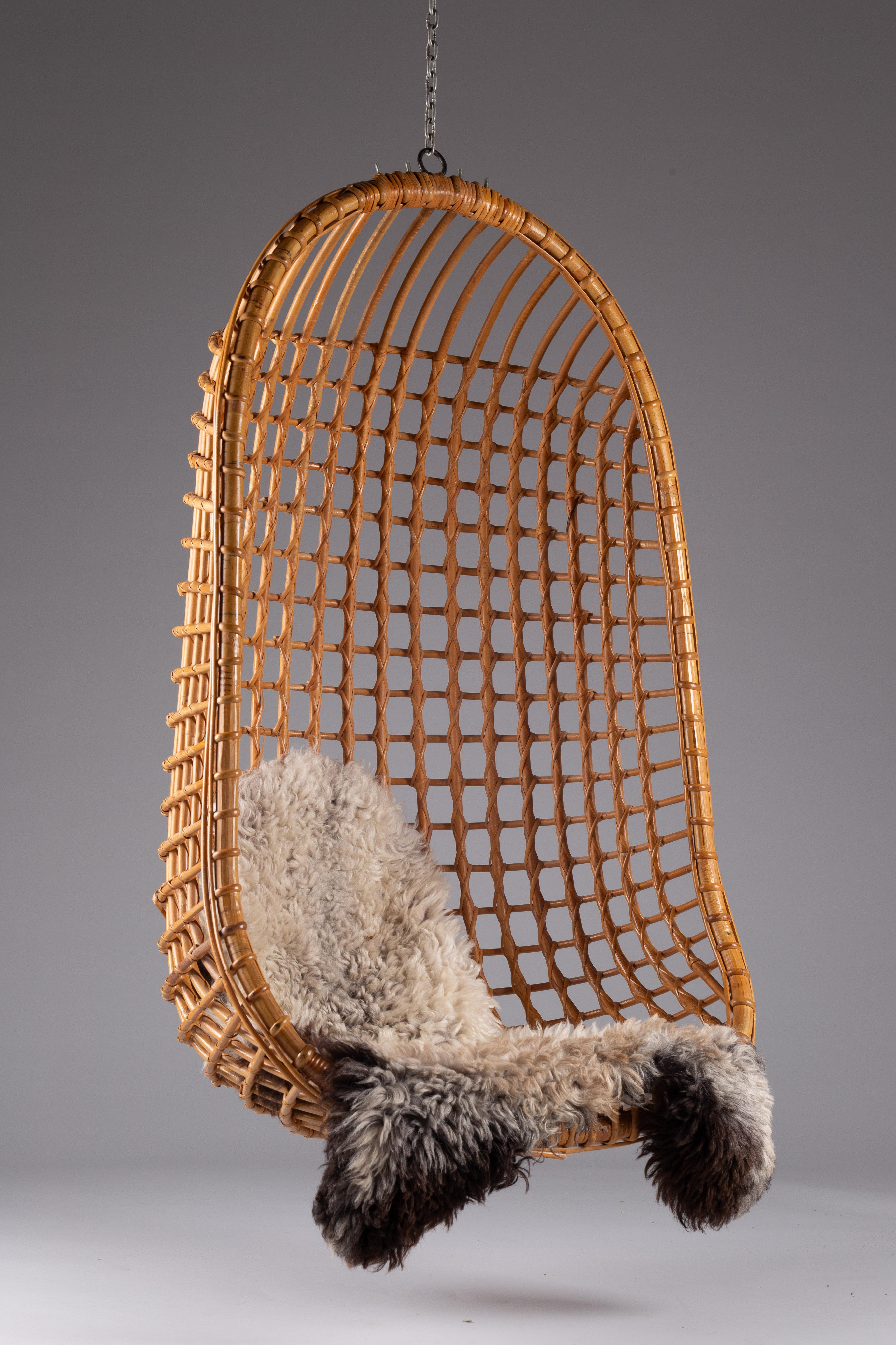 Mid-Century moderno Sedia sospesa in rattan moderna di metà secolo in vendita