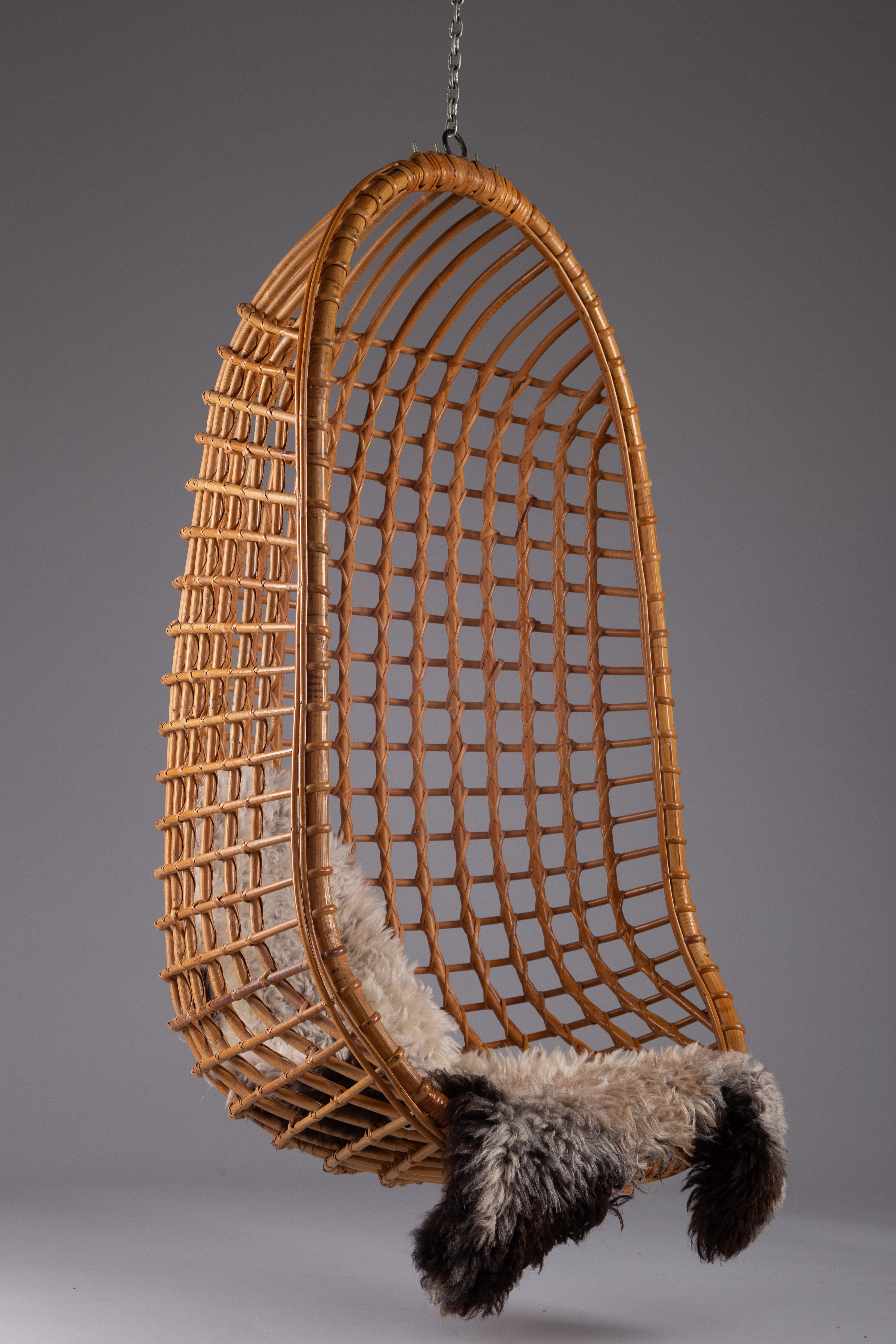 XX secolo Sedia sospesa in rattan moderna di metà secolo in vendita