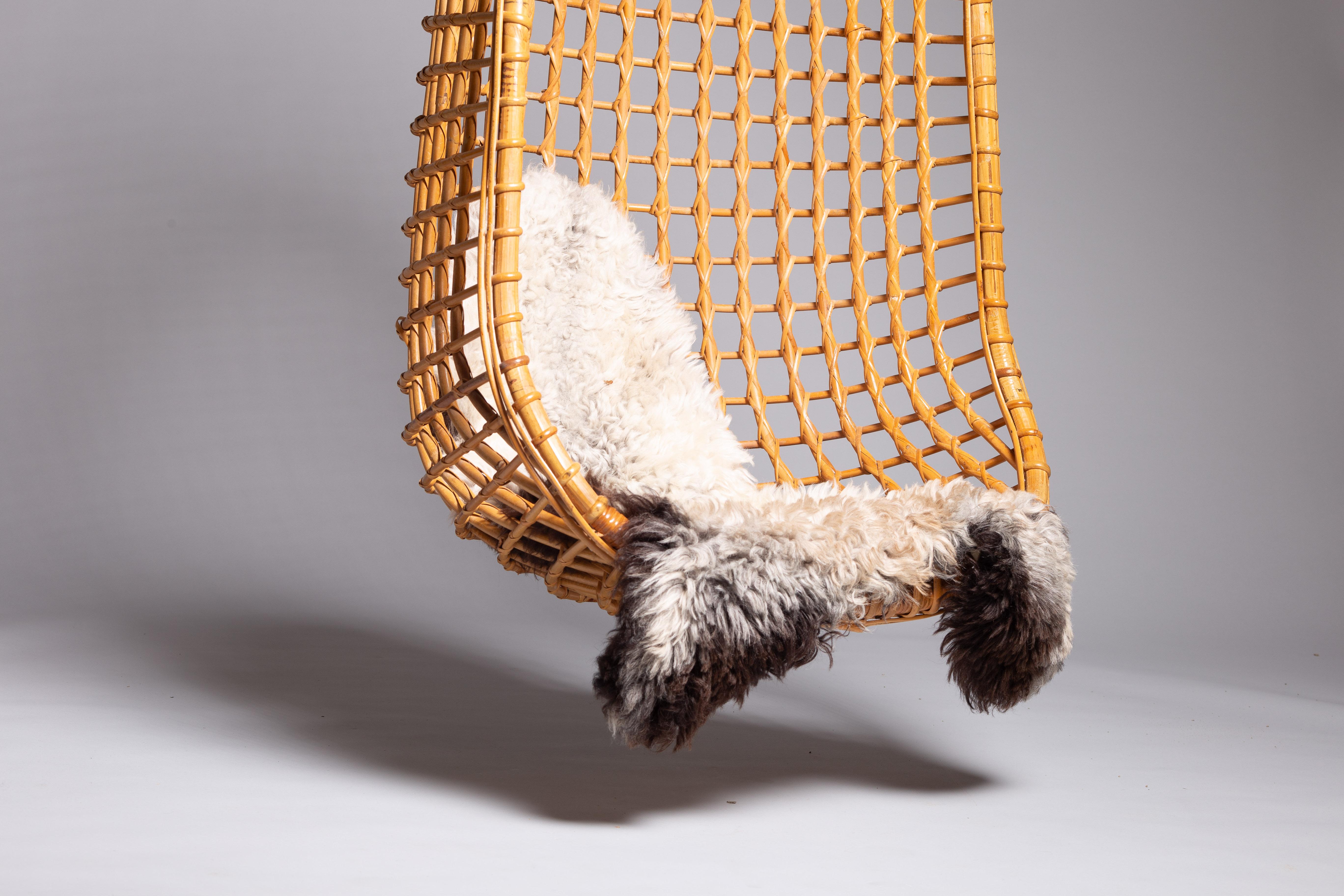 Rattan Sedia sospesa in rattan moderna di metà secolo in vendita