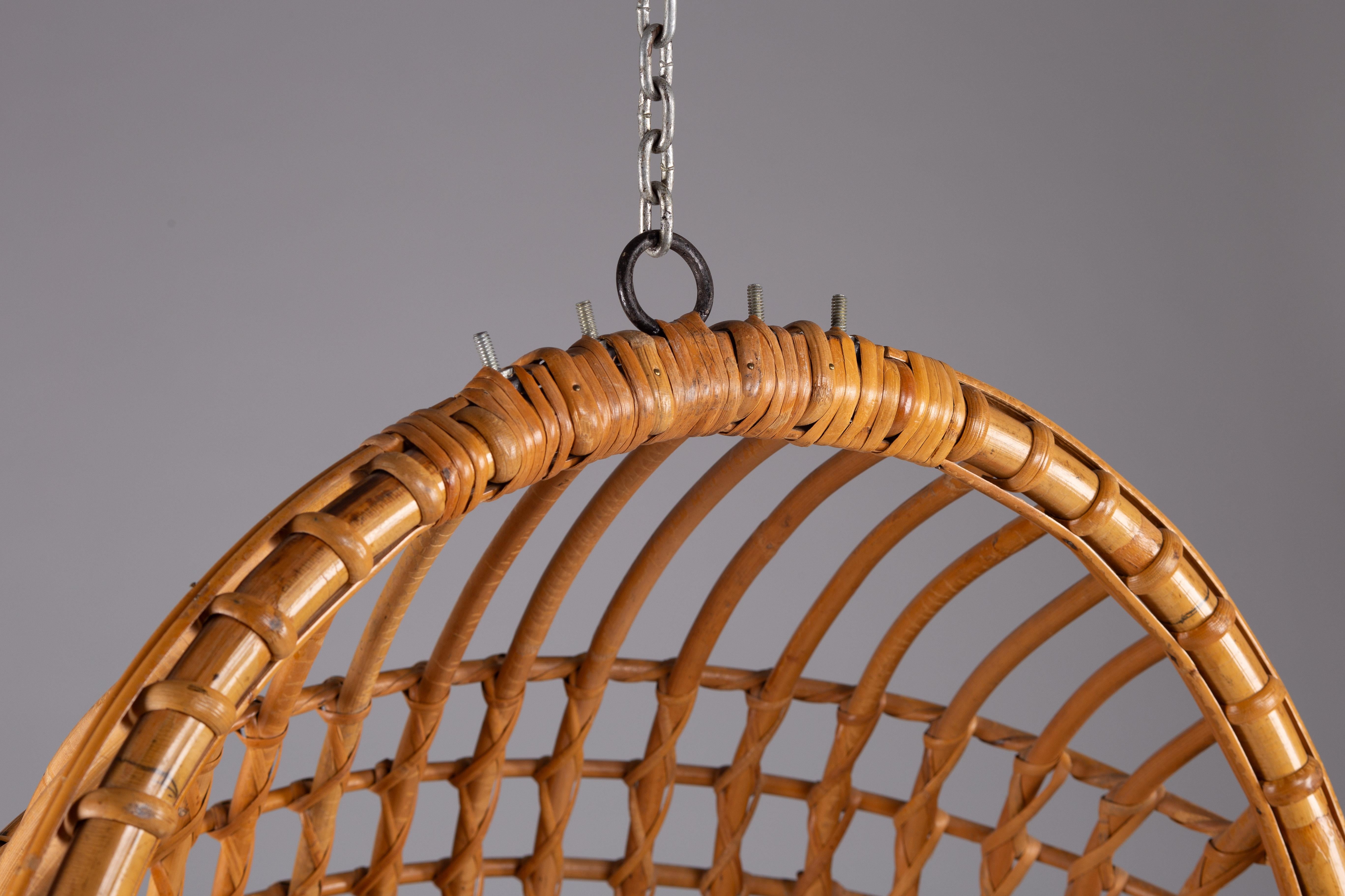 Sedia sospesa in rattan moderna di metà secolo in vendita 1