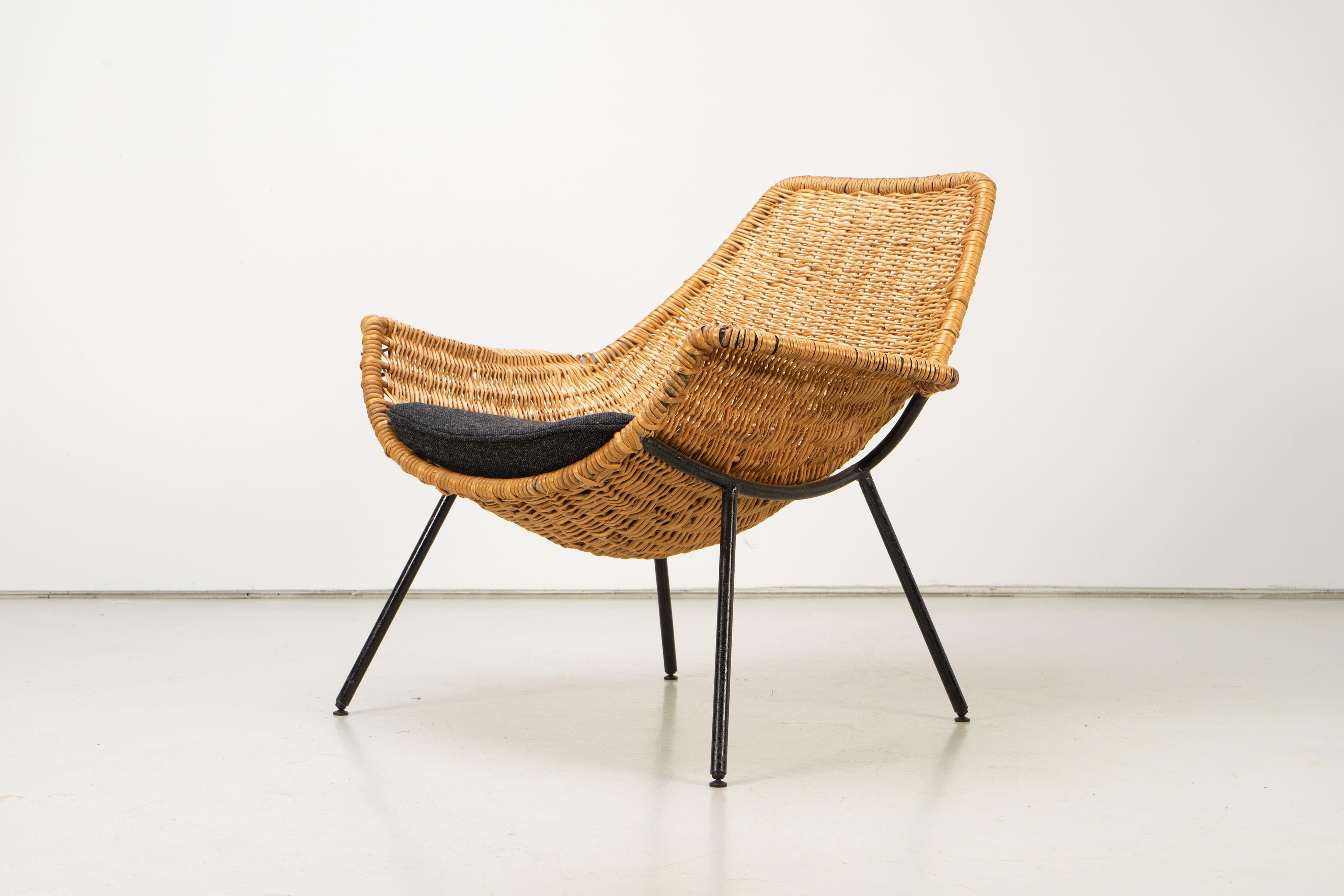 Rare lounge chair model by the well-known architect Giancarlo De Carlo. The design was part of a shop fitting that De Carlo and Massimo Vignelli implemented in Bari in 1954. Very good condition with age-appropriate signs of use.
 