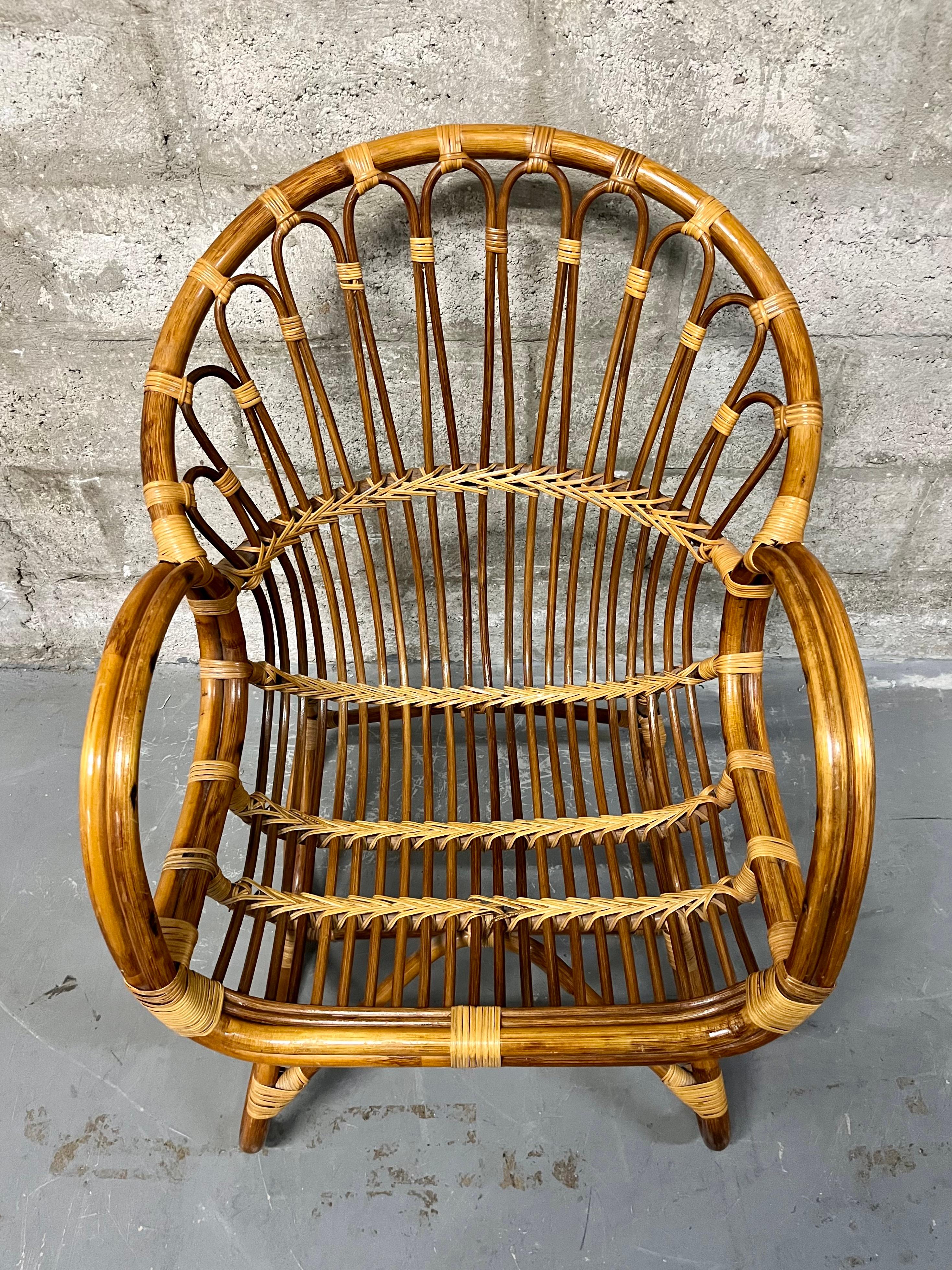 Mid Century Modern Rattan Lounge Chair in the Franco Albini's Style. Circa 1970s For Sale 4
