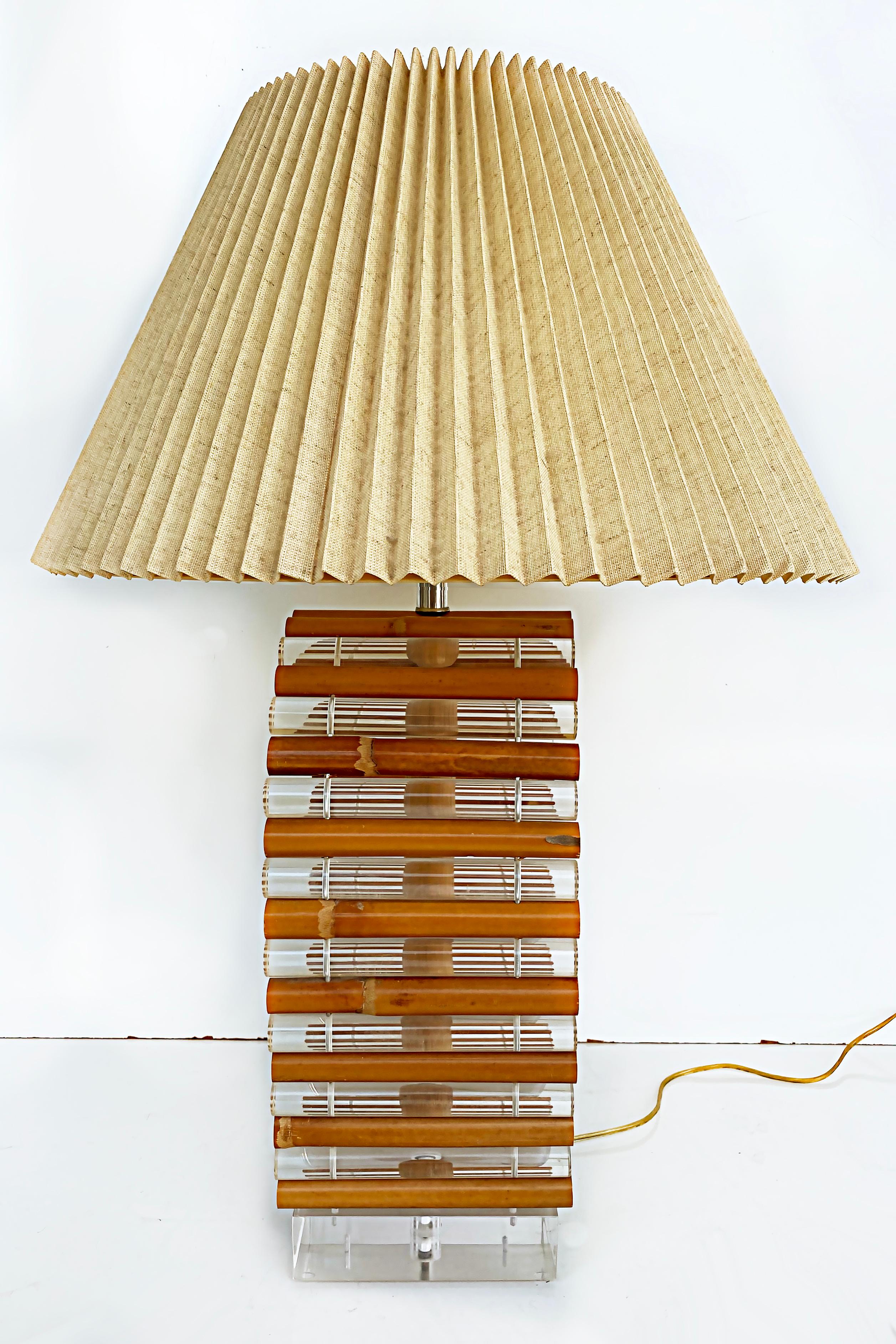 American Mid-Century Modern Rattan Lucite Table Lamp with Original Finial For Sale