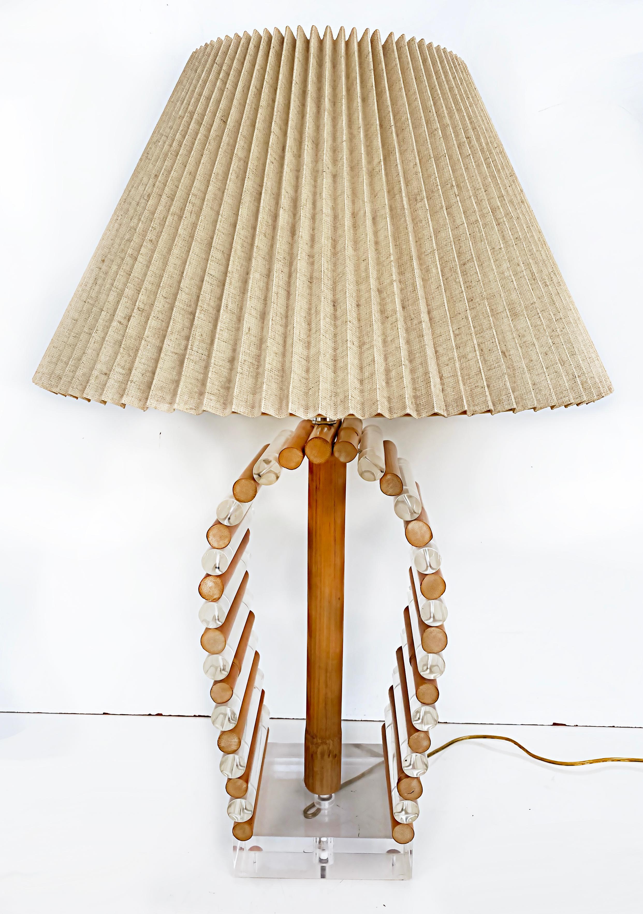 Mid-Century Modern Rattan Lucite Table Lamp with Original Finial In Good Condition For Sale In Miami, FL
