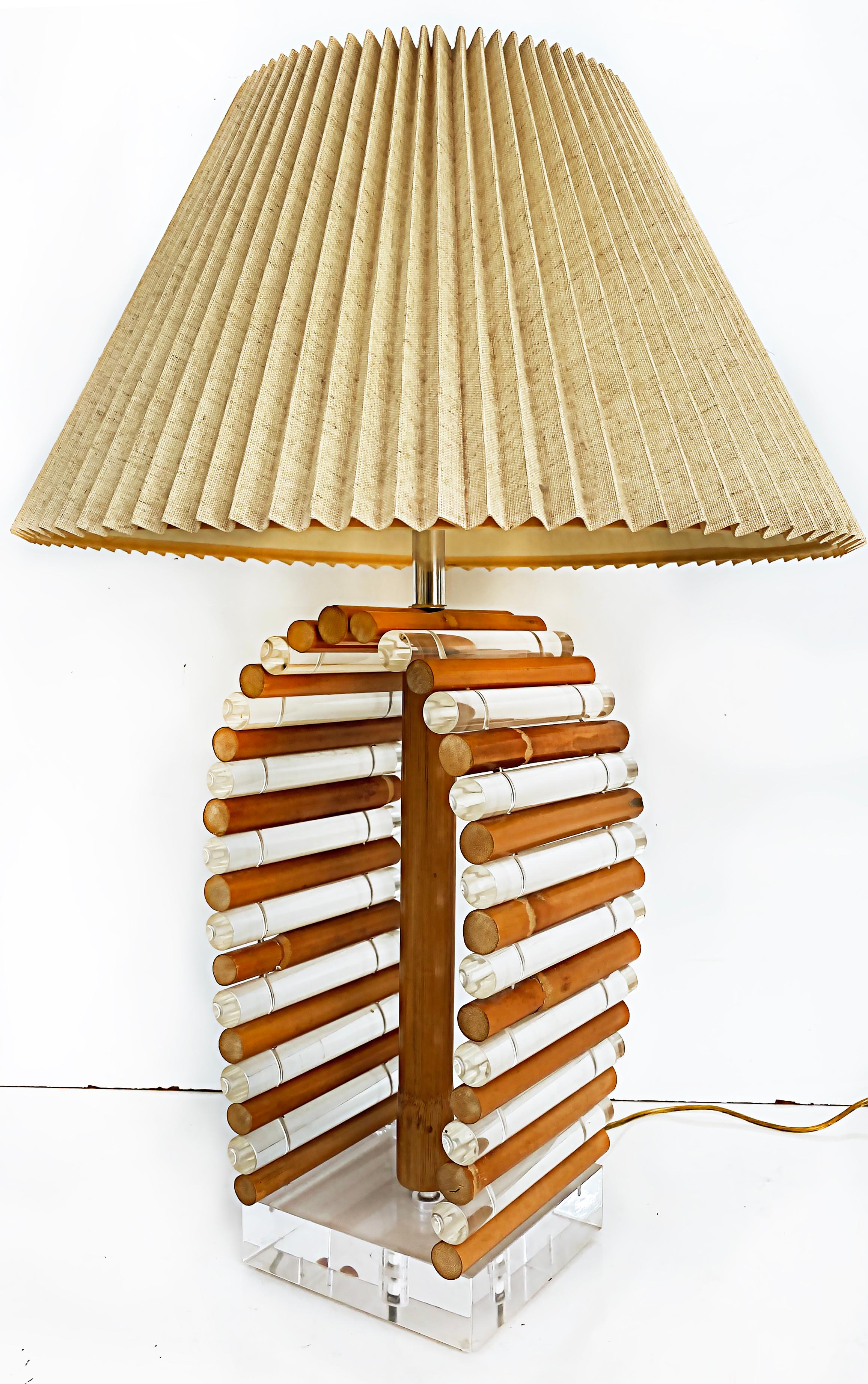 Mid-Century Modern Rattan Lucite Table Lamp with Original Finial For Sale 1