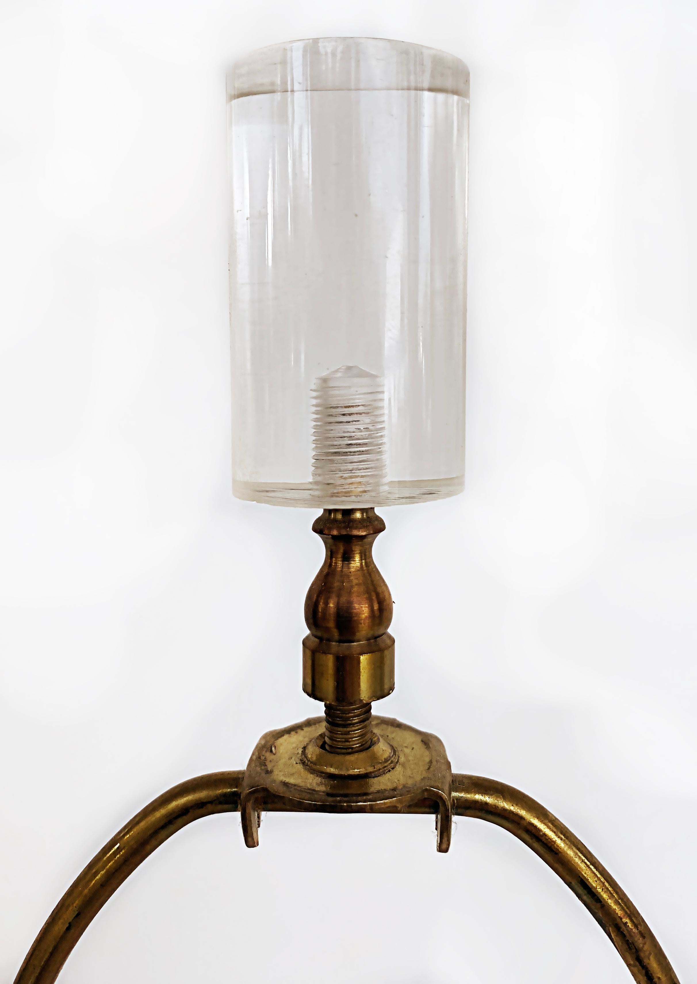 Mid-Century Modern Rattan Lucite Table Lamp with Original Finial For Sale 2