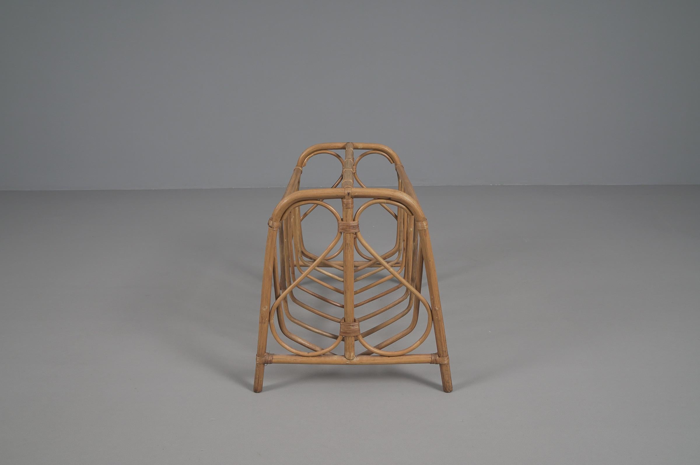 Mid-Century Modern Rattan Magazine Rack, 1960s Italy In Good Condition For Sale In Nürnberg, Bayern