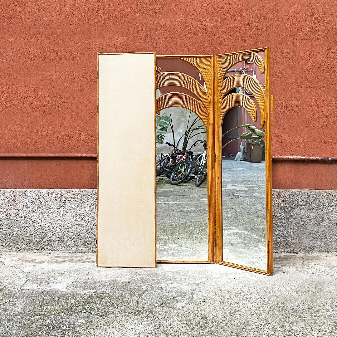 Mid-Century Modern rattan mirror with three doors by Vivai del Sud, 1970s
Rattan mirror belonging to the Parma series, with three doors structure, of which the two lateral ones are tilting, on which bamboo palms are applied. Entire frame always in