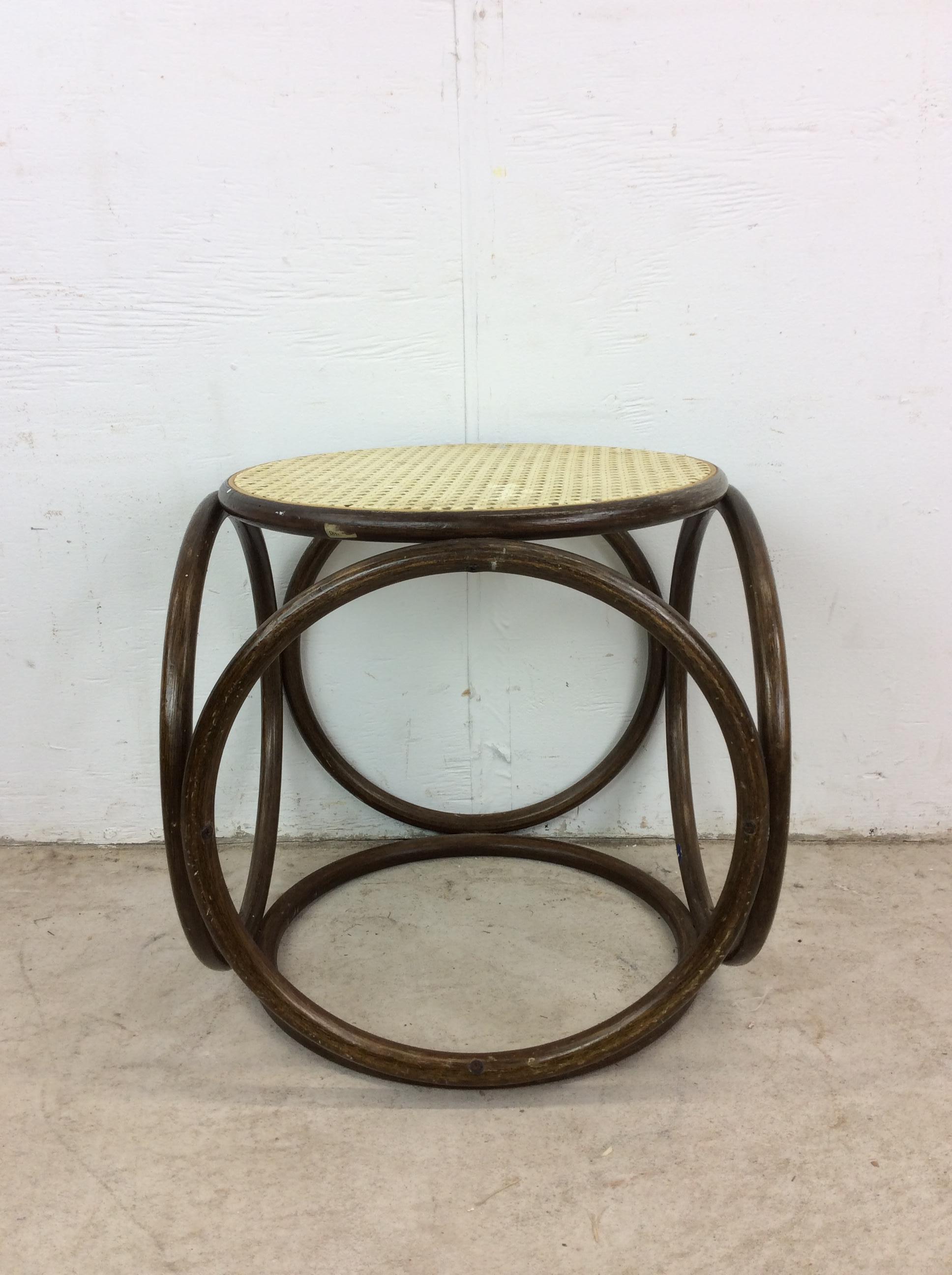 Esta otomana de ratán de mediados de siglo tiene la estructura de madera curvada con acabado oscuro y la parte superior de caña fresca.

Dimensiones:15,5an 15,5d 15,5h

Notas sobre el estado: El acabado original presenta un desgaste superficial que