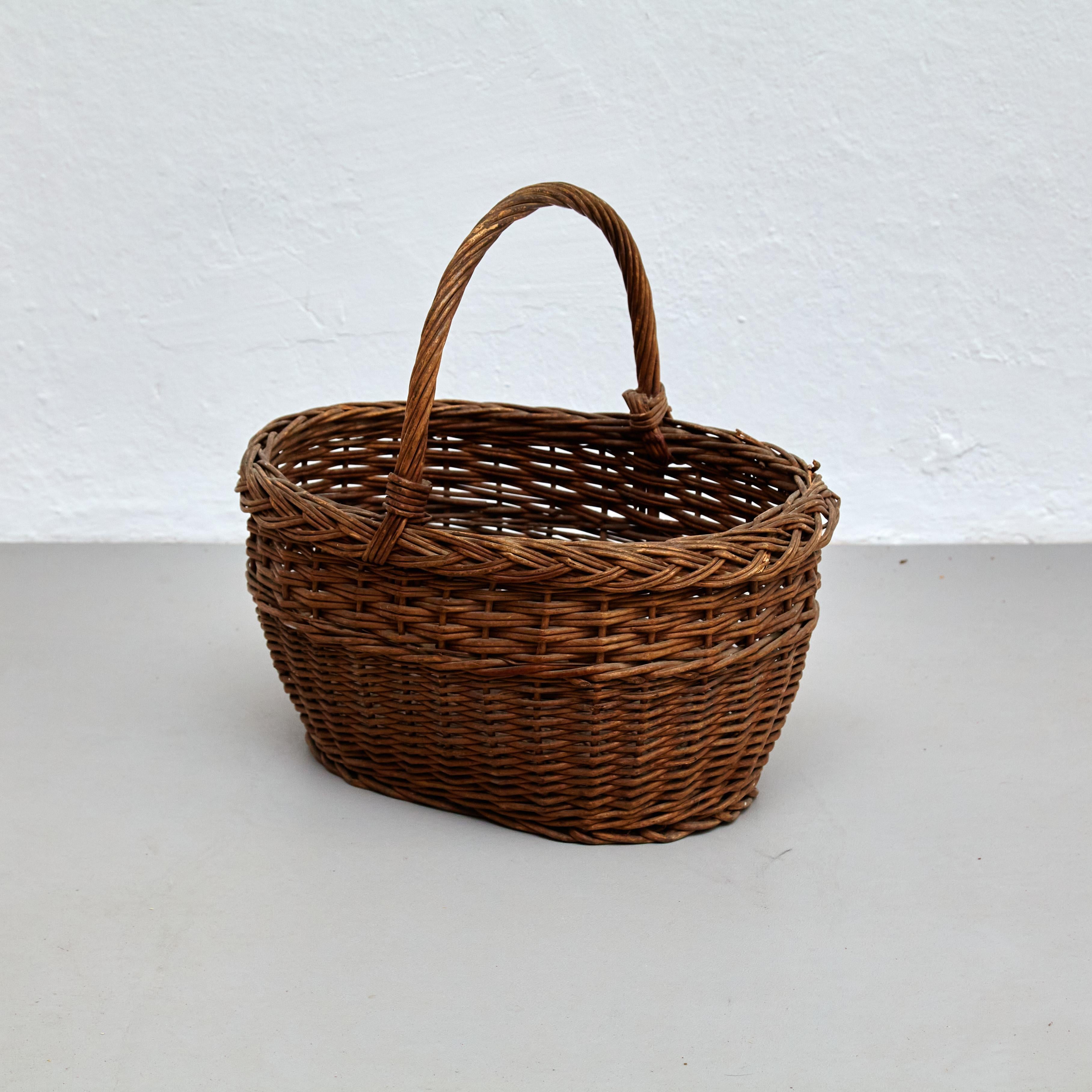 Cesta grande de ratán moderno de mediados de siglo.    En su estado original, con pequeños desgastes propios de la edad y el uso, conserva una hermosa pátina.    Materiales:   Ratán     Dimensiones:   P 33,5 cm x An 44 cm x Al 42,5 cm.   