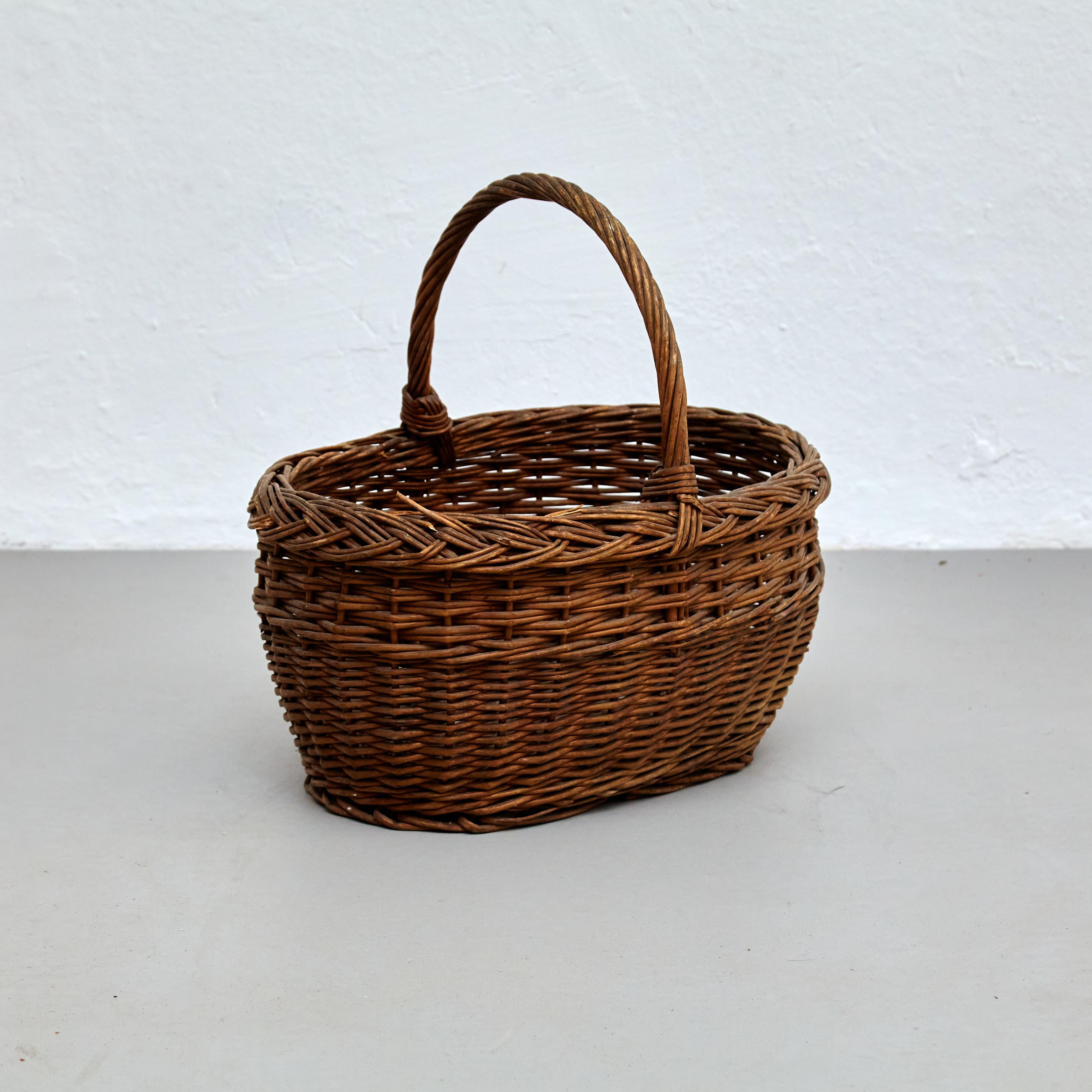 Mid-Century Modern Rattan Rustic Basket, circa 1960 In Good Condition For Sale In Barcelona, Barcelona