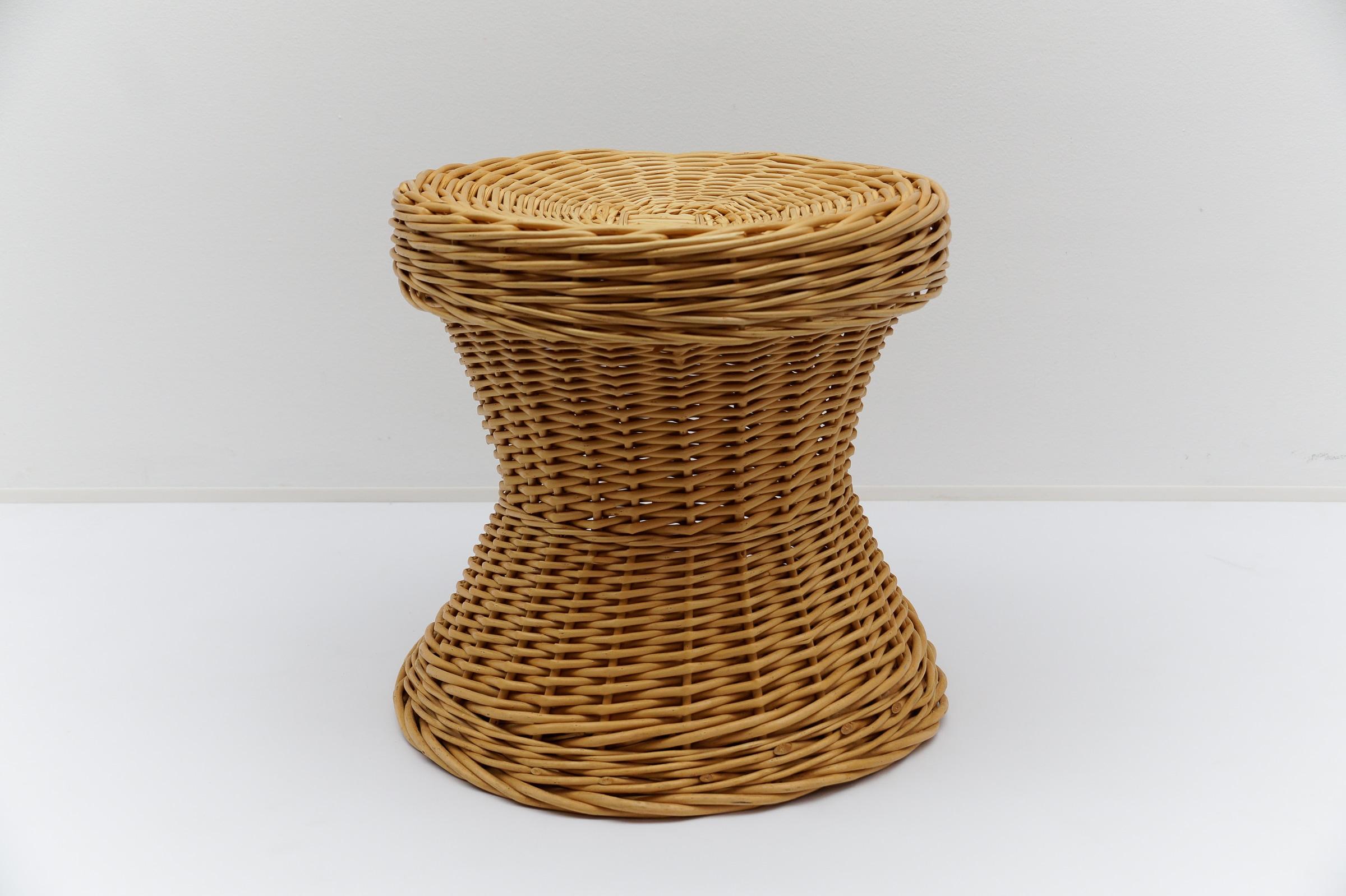 The Moderns Modern Rattan Stool with A Space, Italy 1960s (tabouret en rotin avec espace de rangement)

Très bon état.