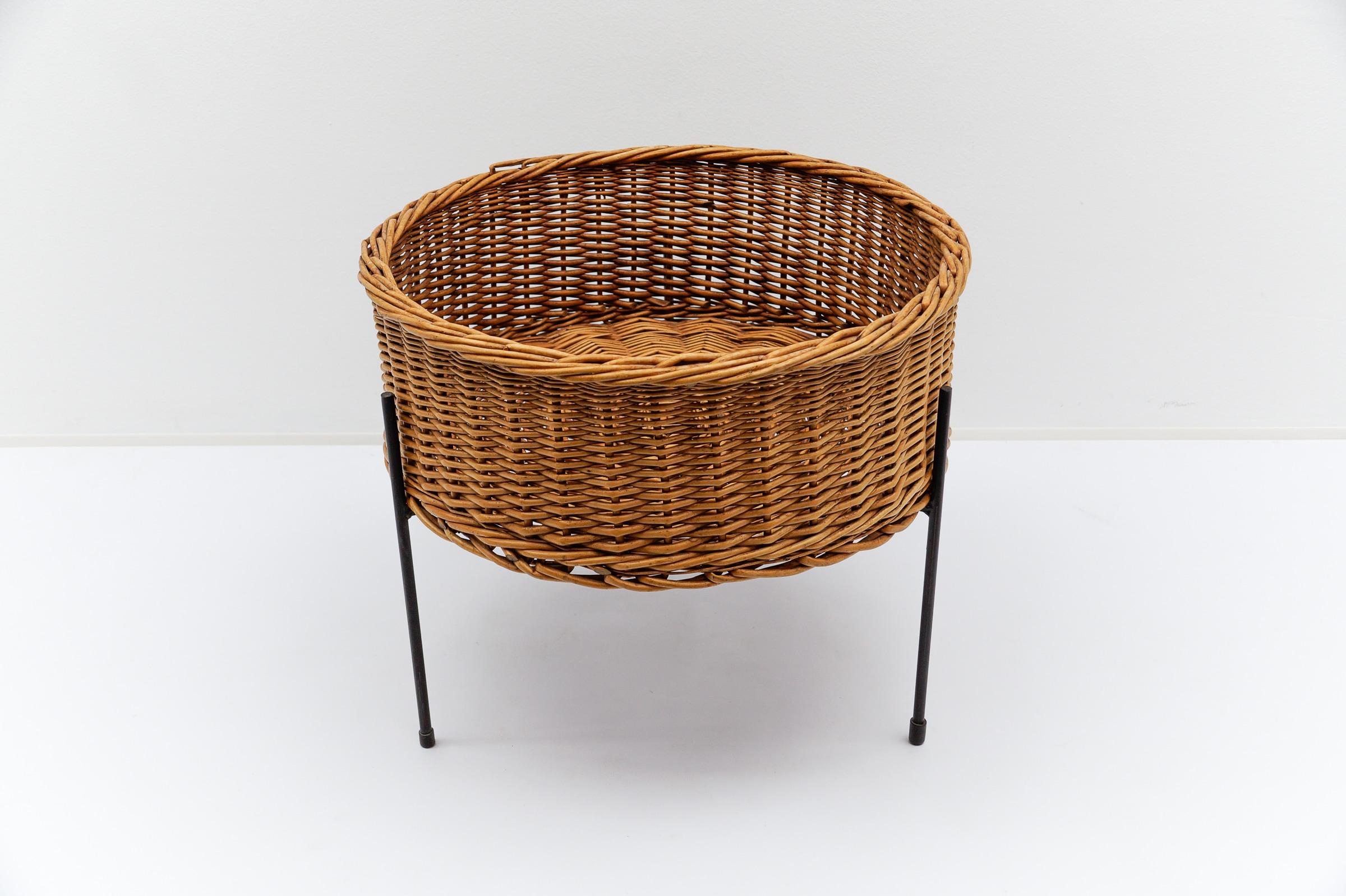 Milieu du XXe siècle Panier à cordes en rotin, Italie, années 1960 en vente
