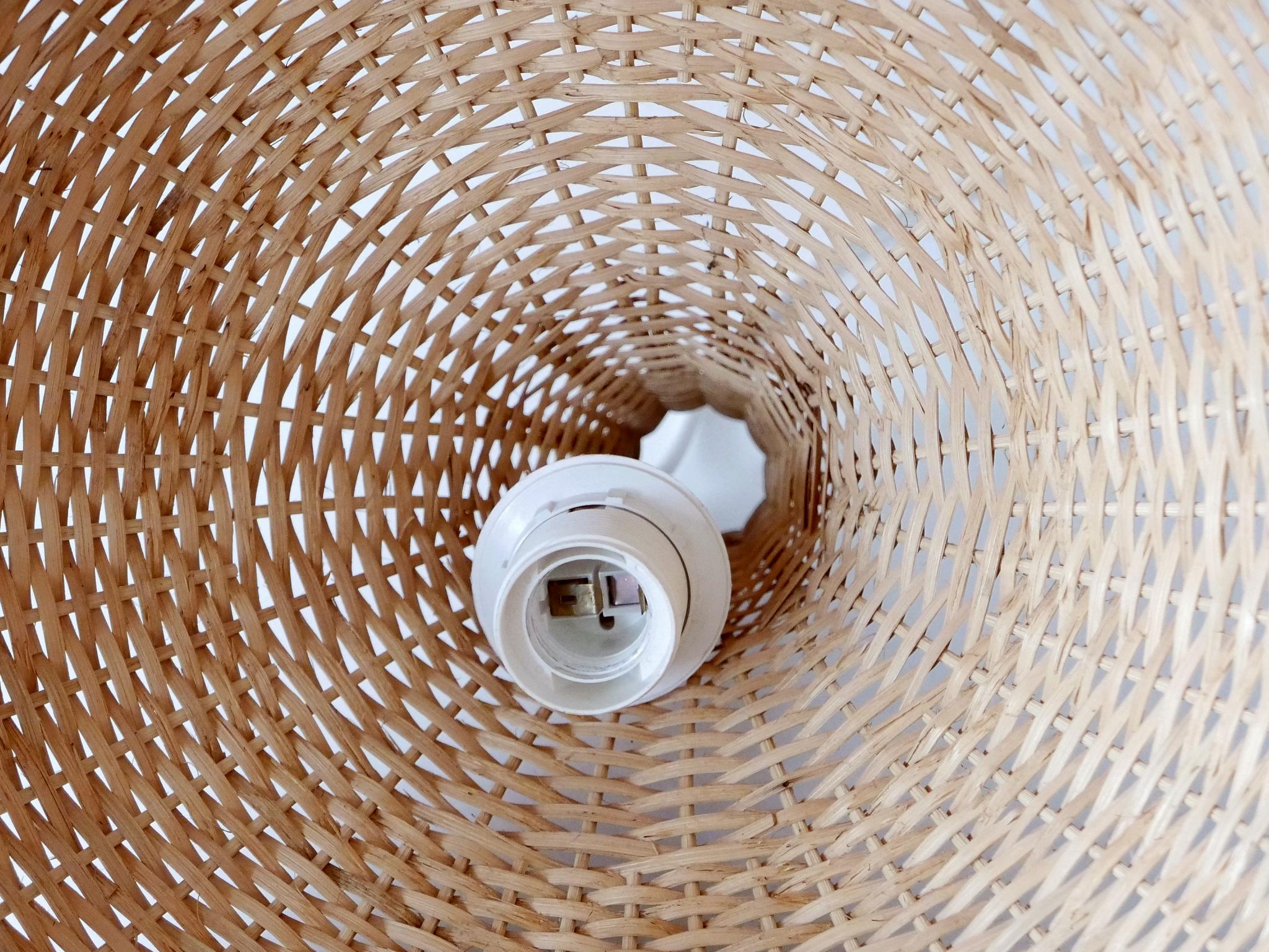 Lampade a sospensione a tulipano in rattan della metà del secolo scorso o luci a sospensione Germania anni '60 in vendita 11