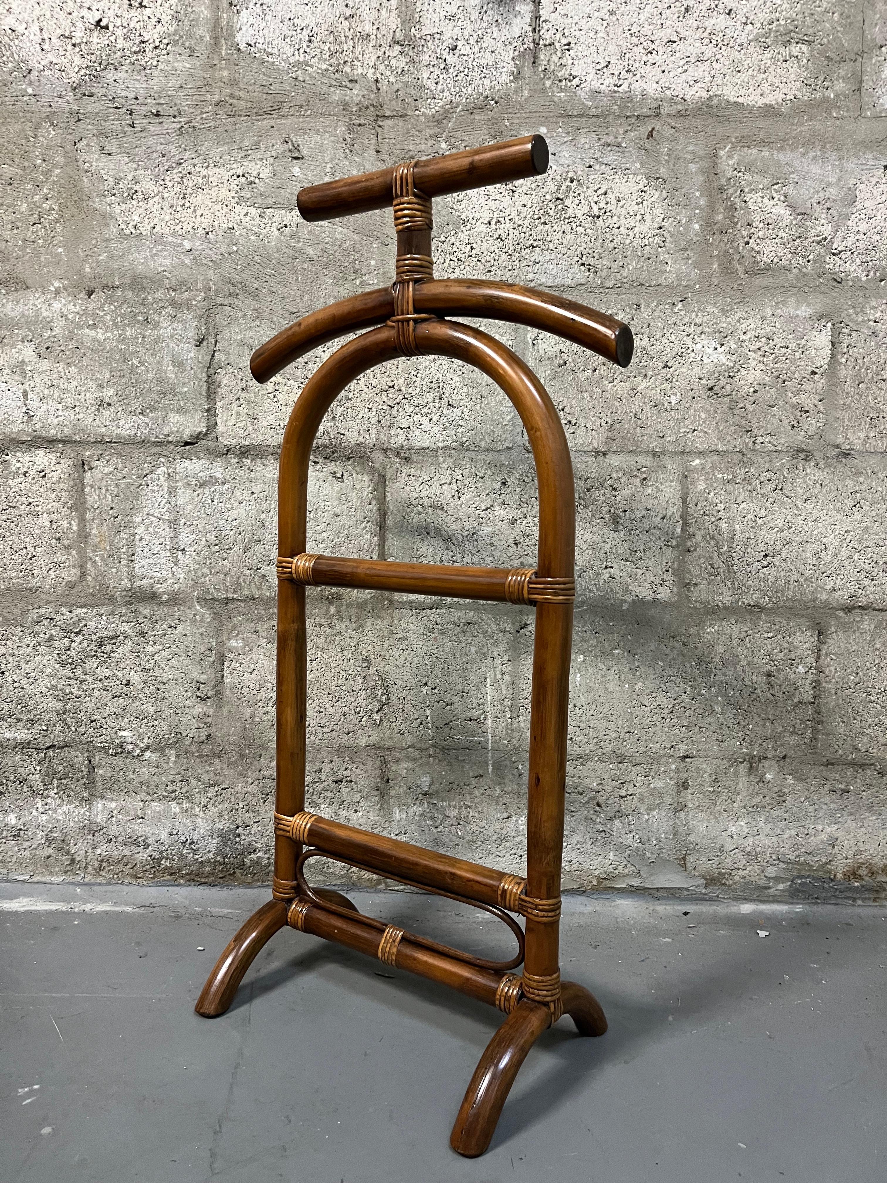 Vintage Mid Century Modern Rattan Valet Stand. Circa 1960s
Features a clean lines design and the perfect size for small rooms and areas. 
In excellent near mint original condition, with very minor signs of wear and age. Please see close ups pictures