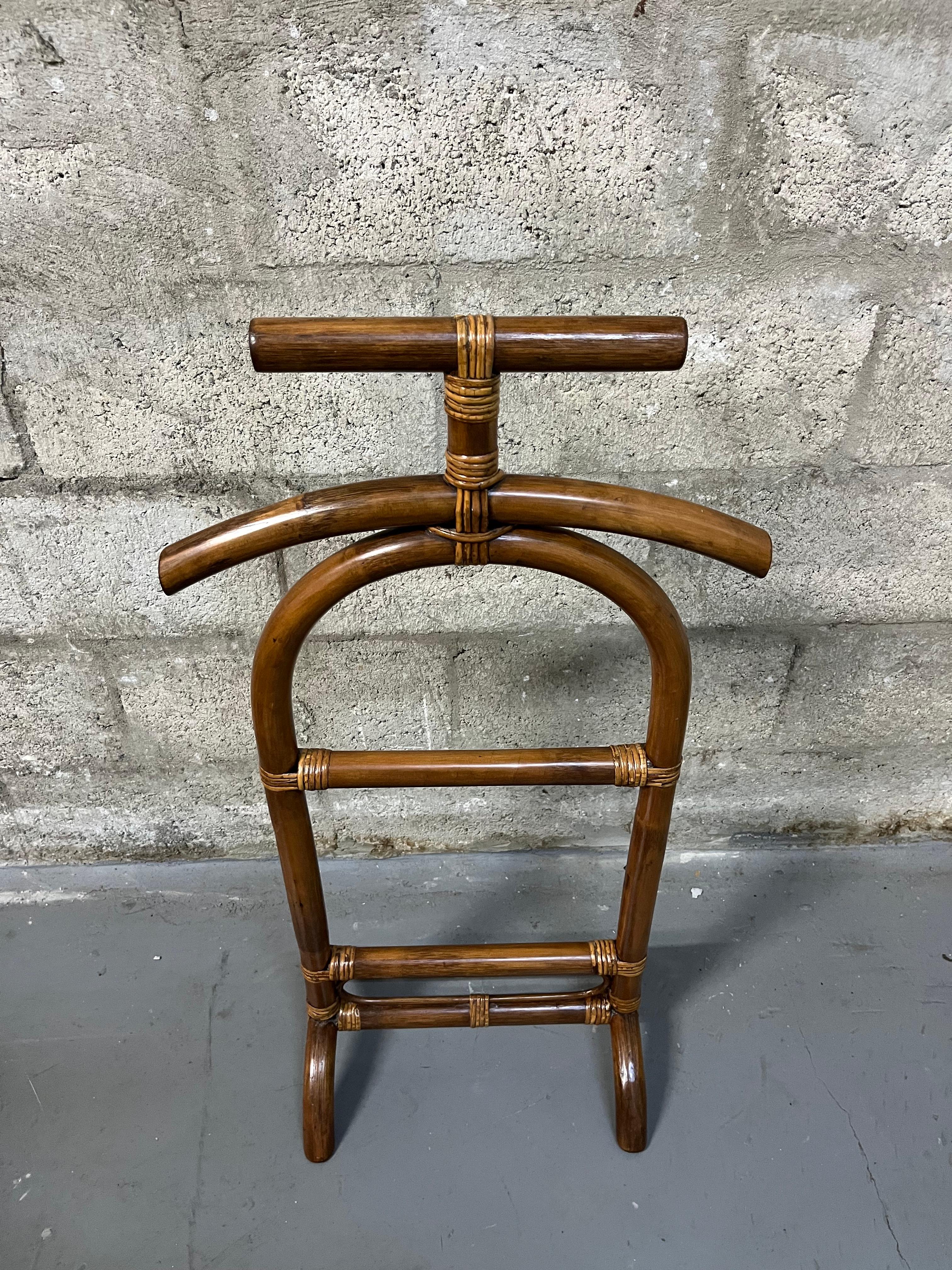 Mid Century Modern Rattan Valet Stand. Circa 1960s In Good Condition For Sale In Miami, FL