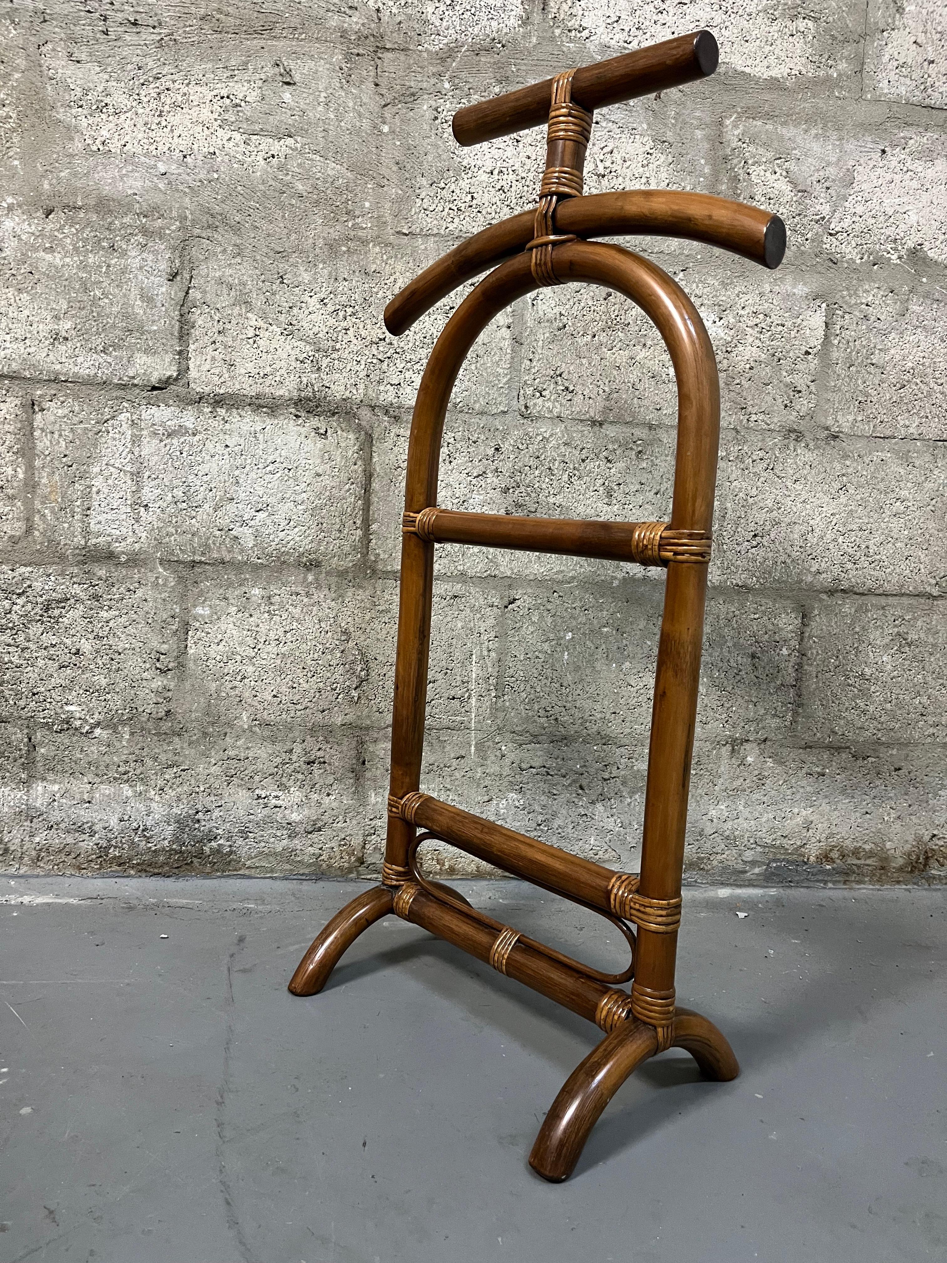 Mid Century Modern Rattan Valet Stand. Circa 1960s For Sale 1
