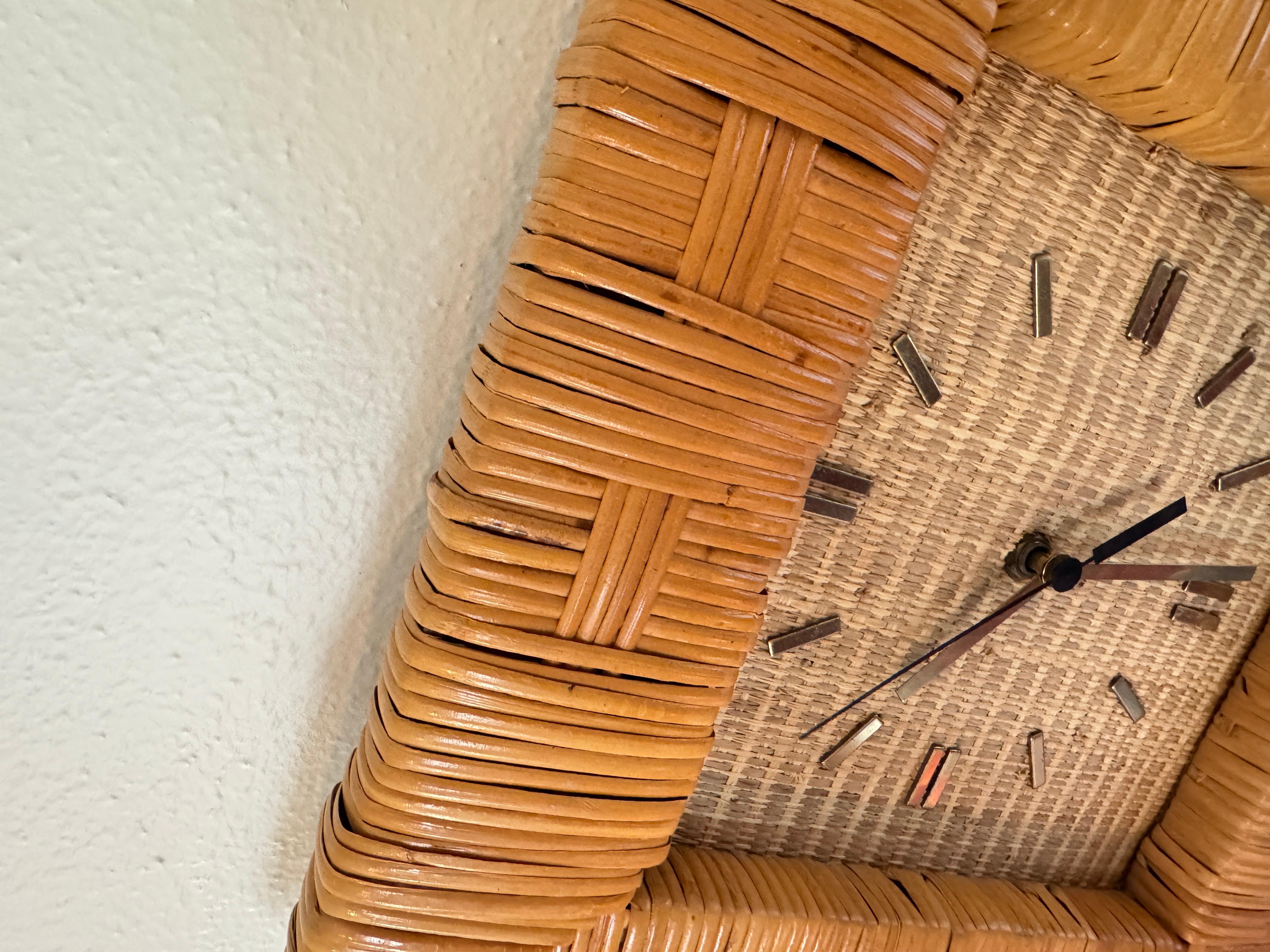 Mid century modern rattan wall clock by Raymor, circa 1960s.  In Good Condition For Sale In Houston, TX