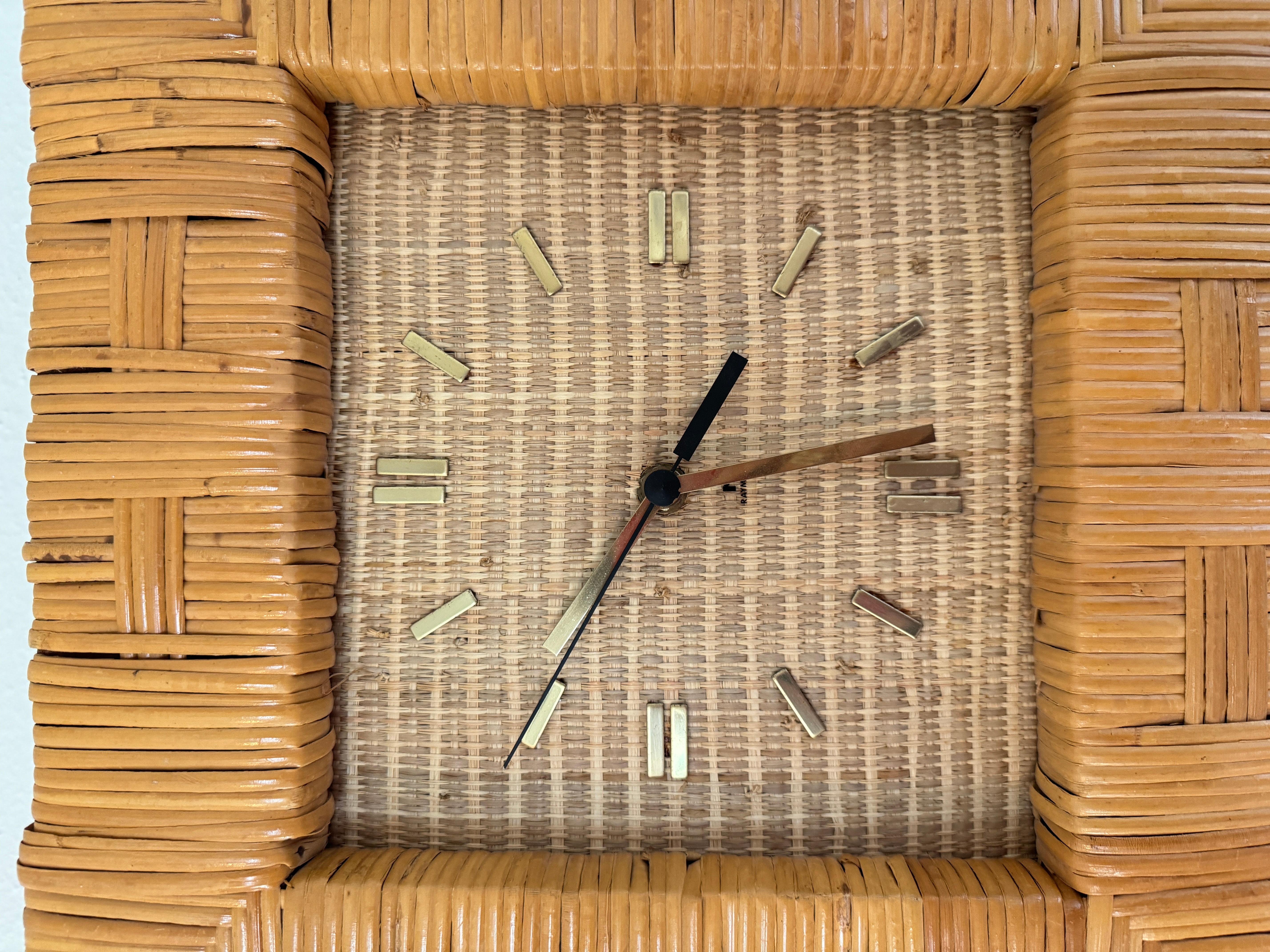 Mid century modern rattan wall clock by Raymor, circa 1960s.  In Good Condition For Sale In Houston, TX