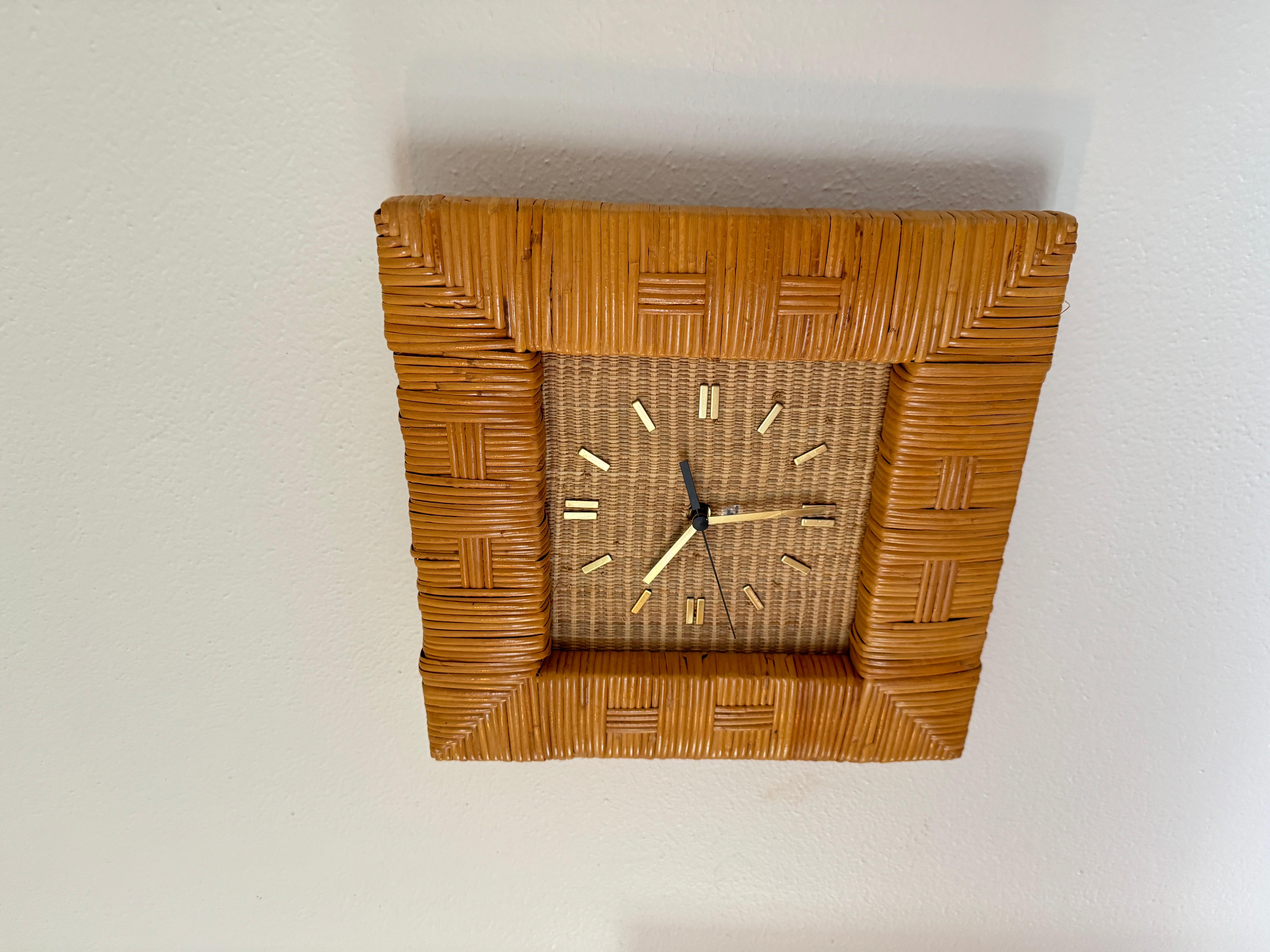 Mid century modern rattan wall clock by Raymor, circa 1960s.  For Sale 1