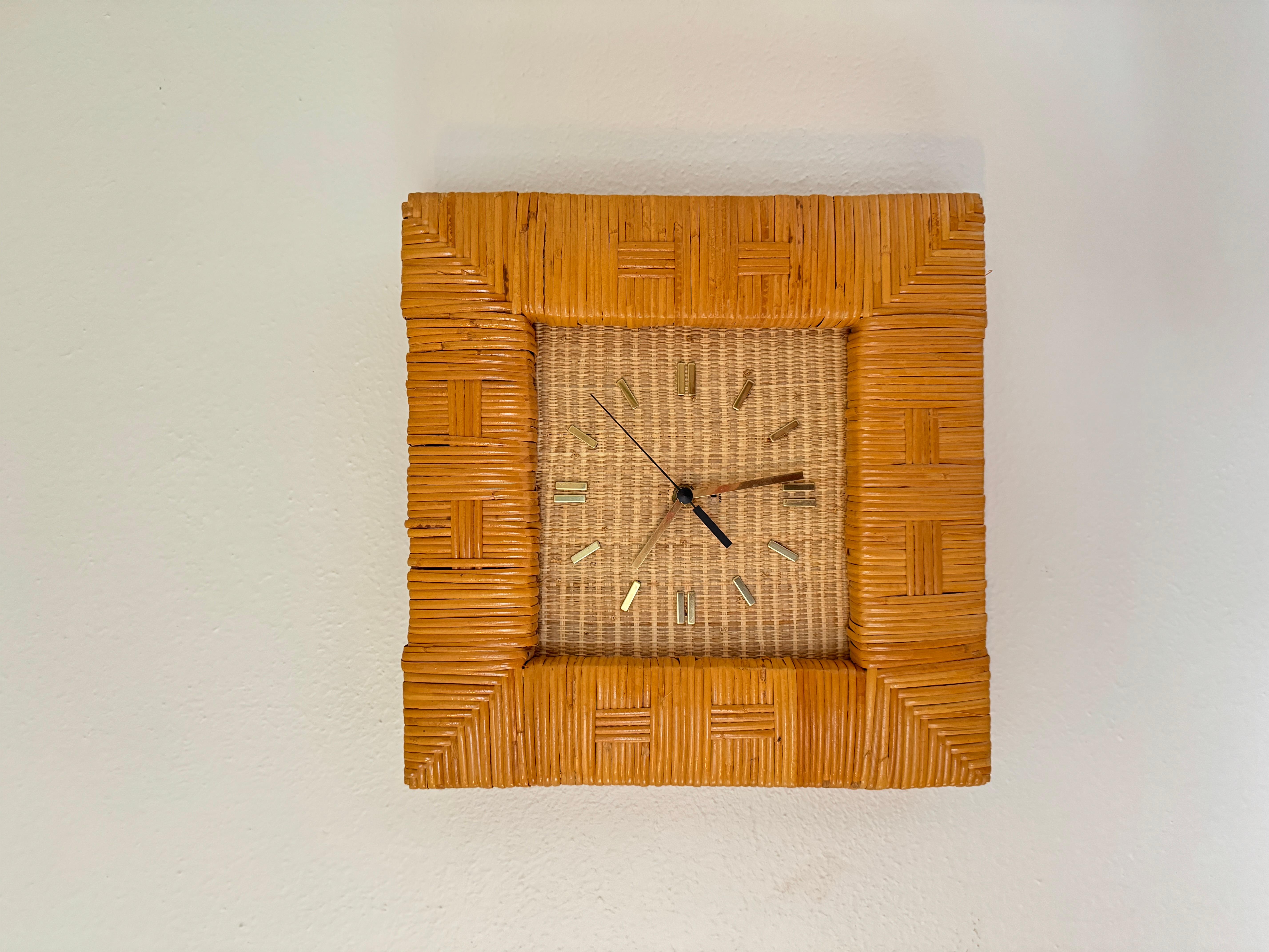 Mid century modern rattan wall clock by Raymor, circa 1960s.  For Sale 2