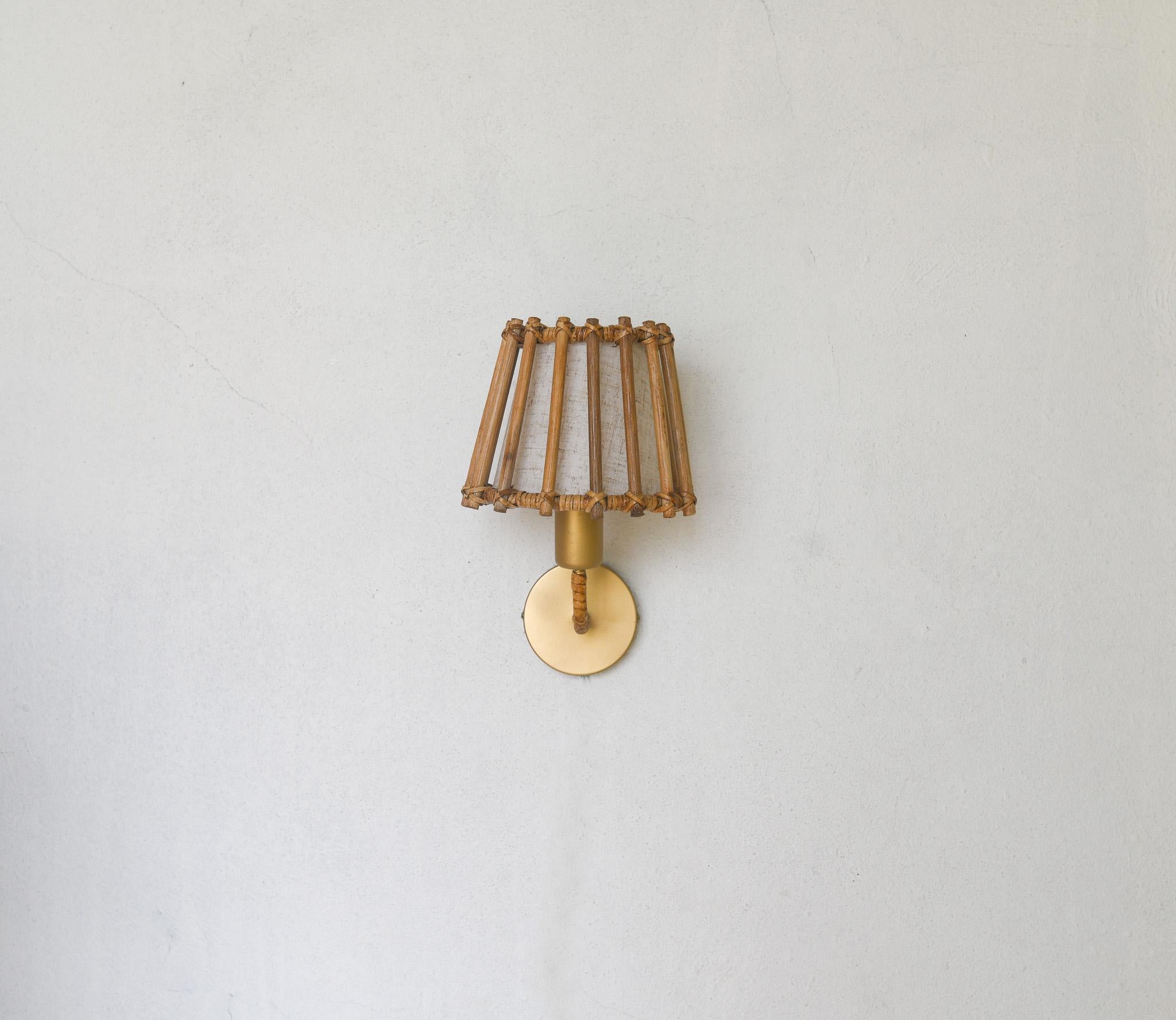 Mid century modern rattan wall lamp In Good Condition For Sale In Oxford, GB