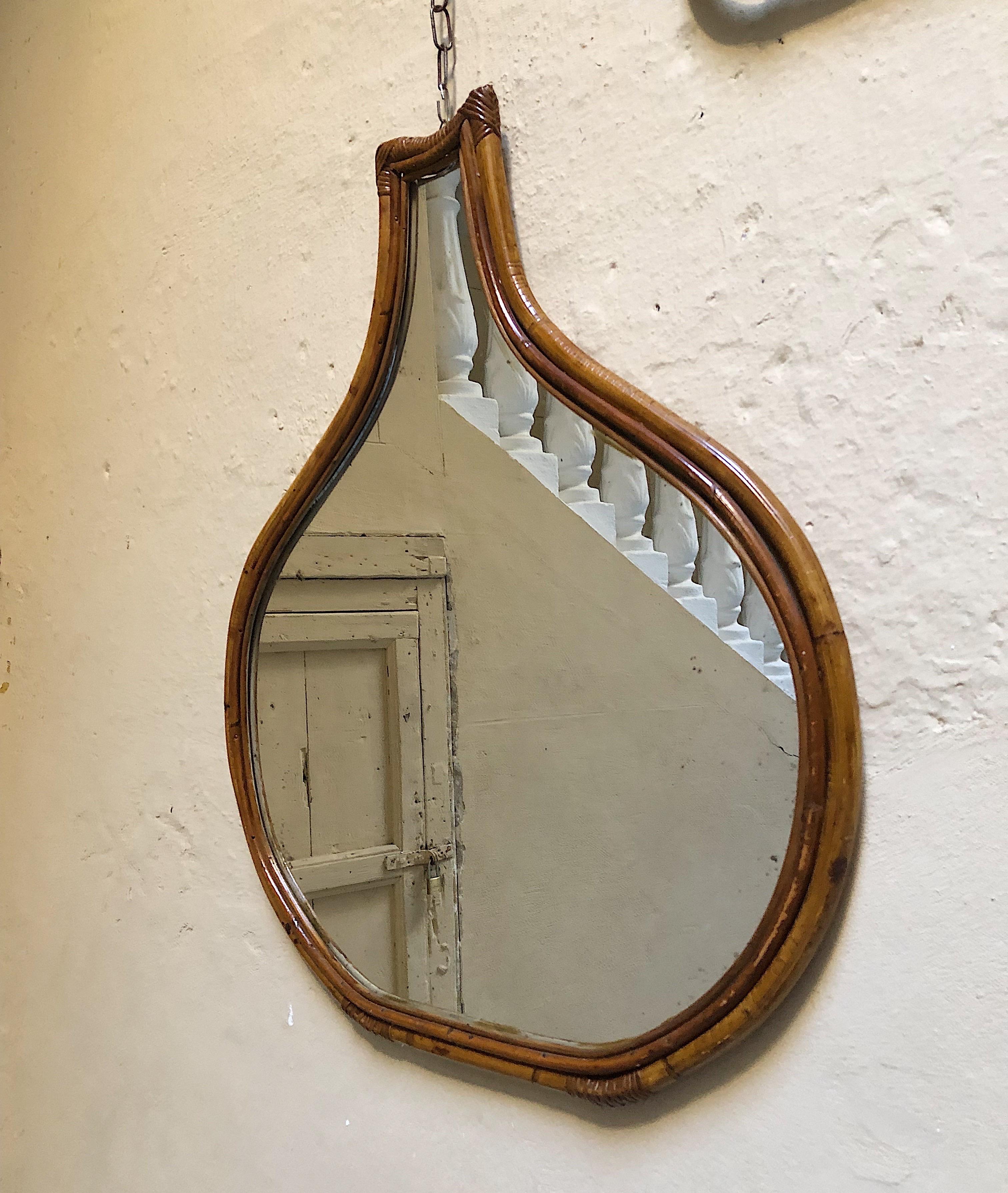 Jetez un coup d'œil à ce miroir en rotin des années 1970 - il a une forme de poire ronde qui est tout à fait unique. Nous sommes totalement séduits par son ambiance funky.

Il est parfait pour embellir votre entrée, votre salon ou même pour vous
