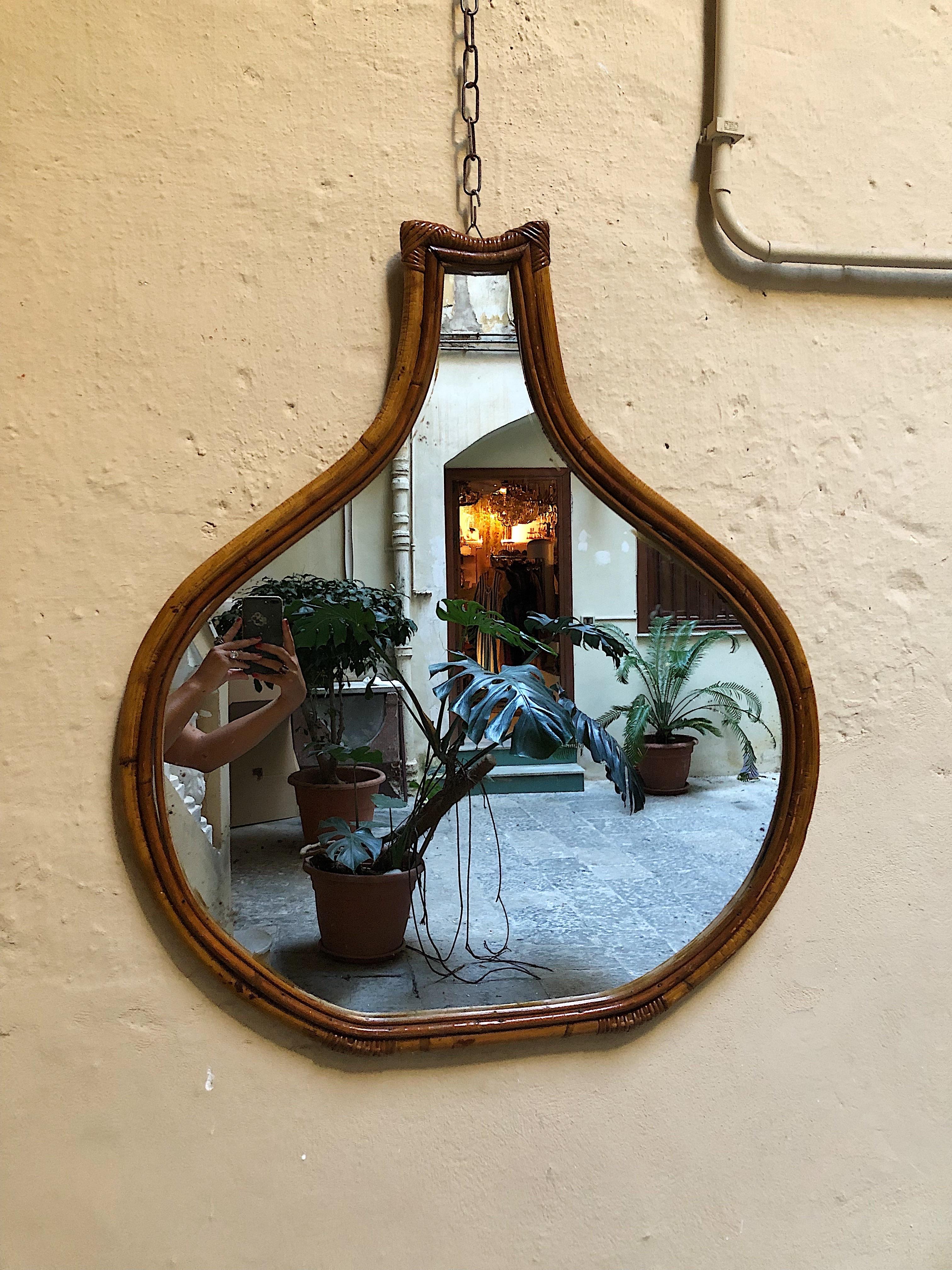 Mid-century modern rattan wall mirror In Good Condition For Sale In Palermo, PA