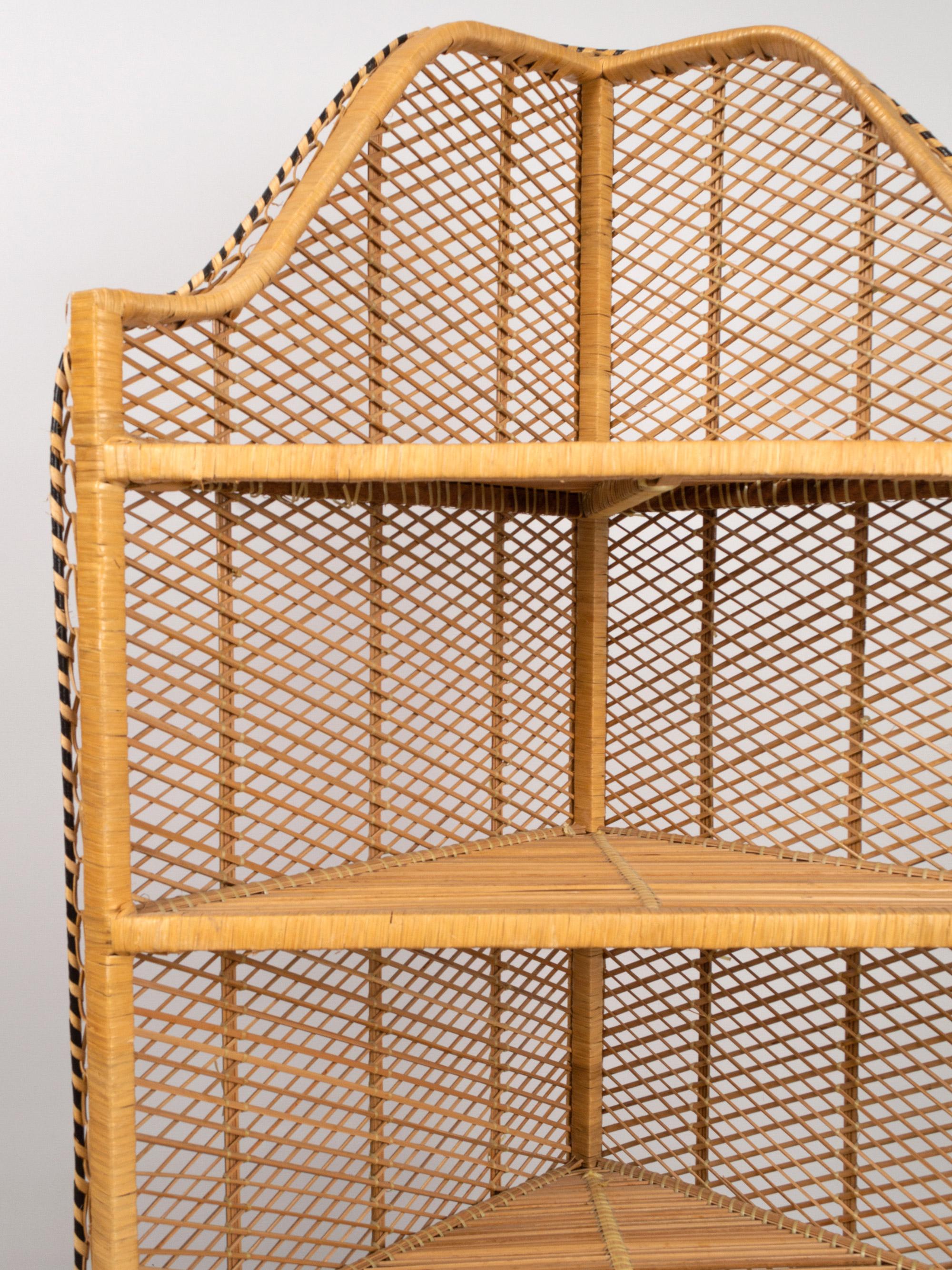 Vintage midcentury vintage rattan and wicker étagère. Freestanding corner rattan shelves in the manner of the ‘Emmanuelle’ chair, featuring four shelves. France, circa 1960.
Presented in excellent vintage condition, commensurate of age.