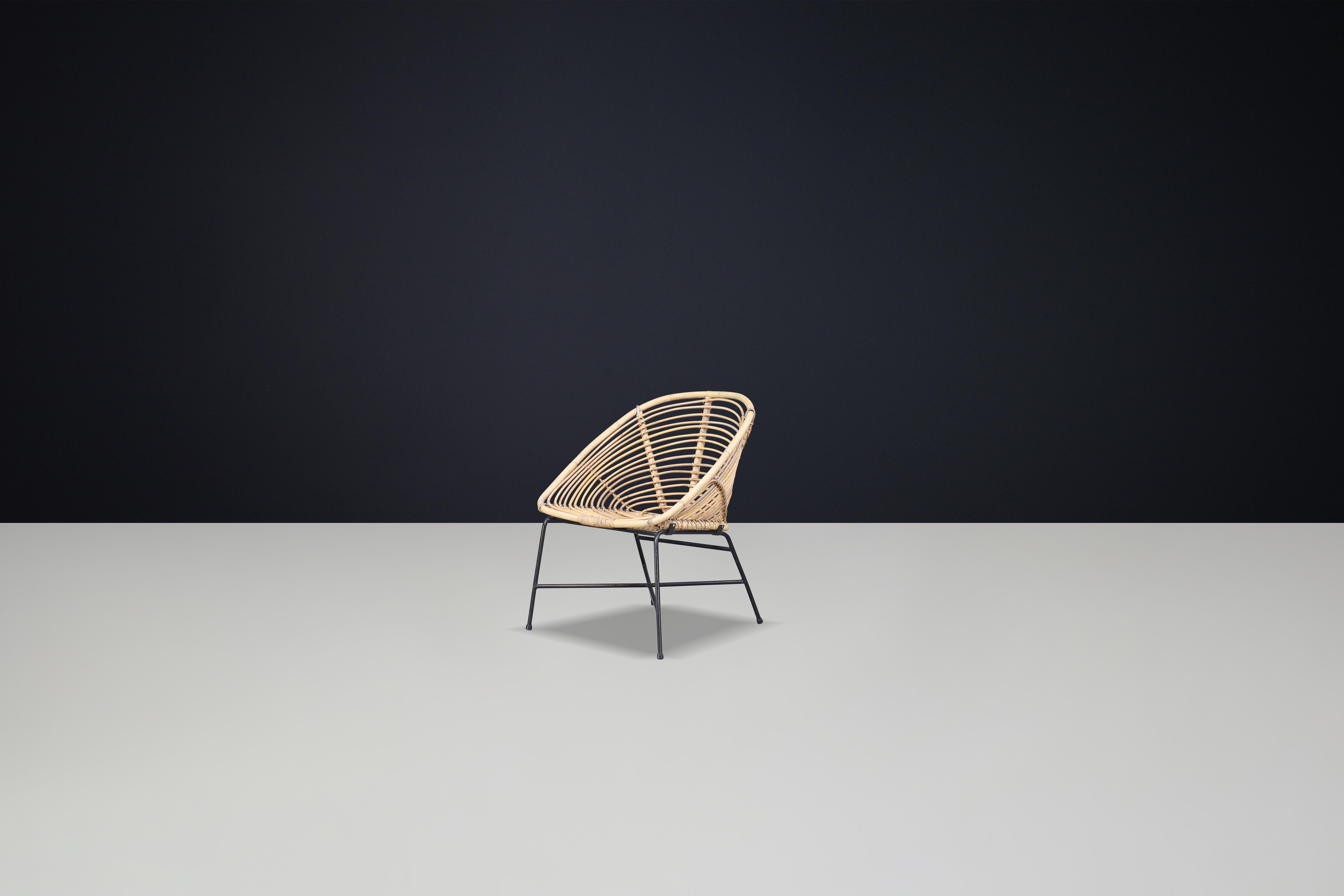 Moderner Rattan-, Korb- und Metallstuhl aus der Jahrhundertmitte, Italien, 1960er Jahre

Dieser Rattan- und Geflechtsessel aus den 1960er Jahren ist ein eindrucksvolles Beispiel für das italienische Design der Jahrhundertmitte und fängt mit seinen