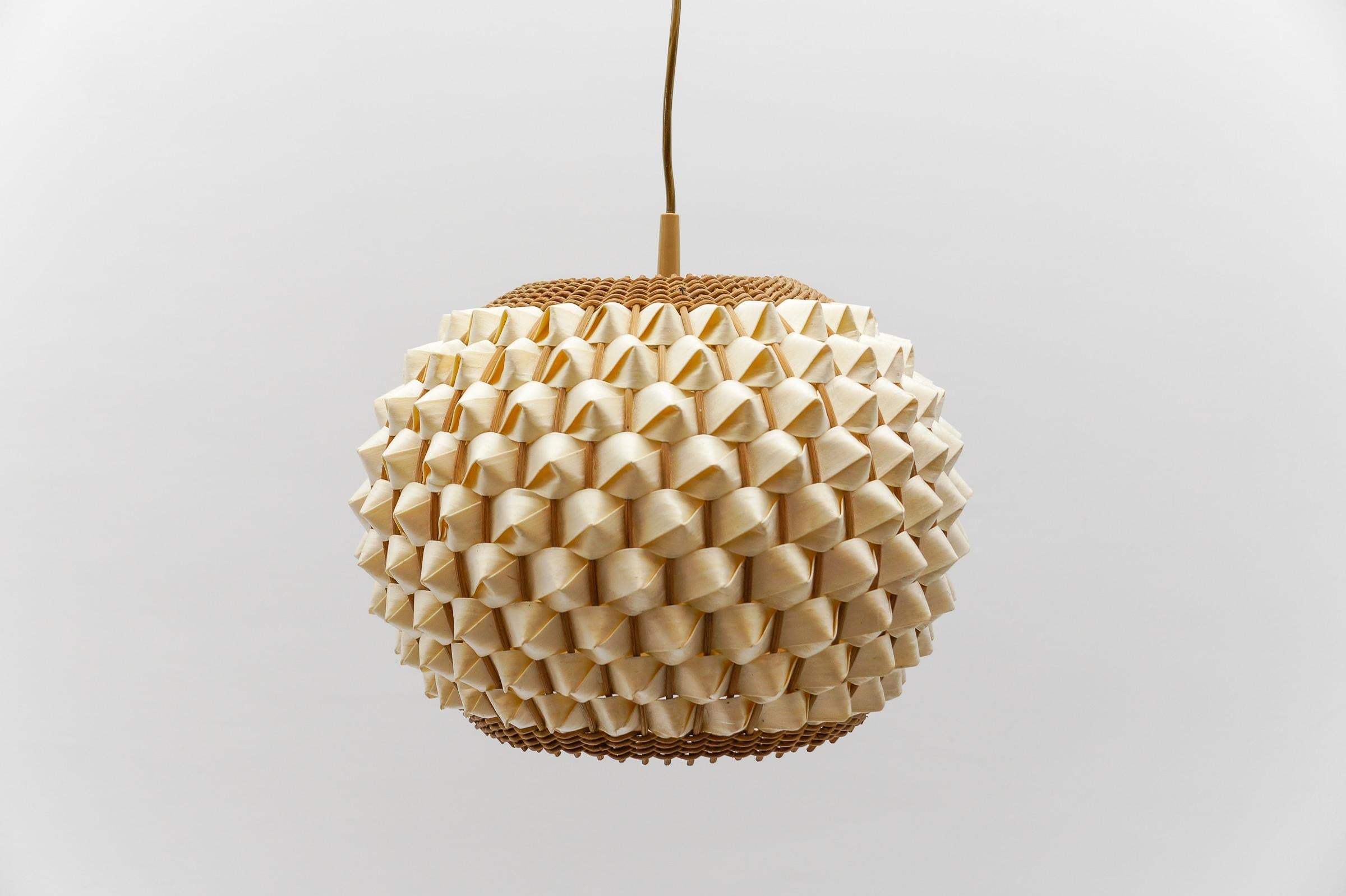 Mid-Century Modern-Pendelleuchte aus Rattan und Korbweide, 1960er Jahre, Italien (Skandinavische Moderne) im Angebot