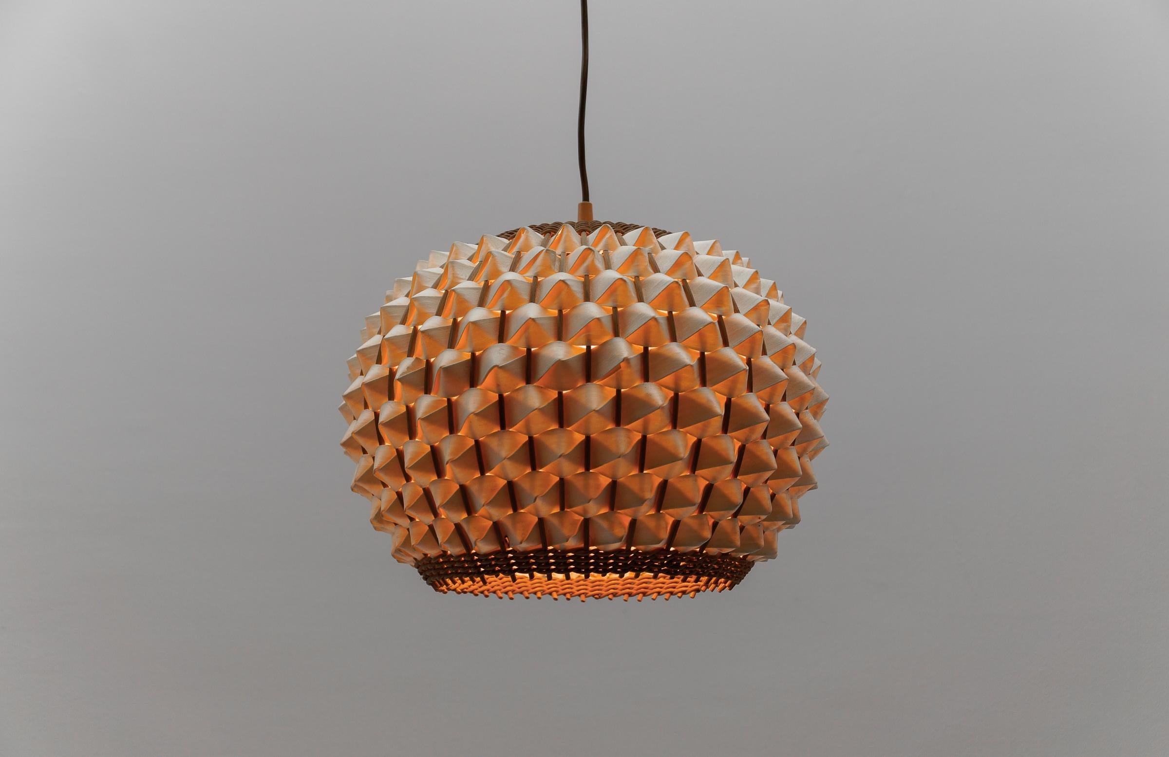 Mid-Century Modern-Pendelleuchte aus Rattan und Korbweide, 1960er Jahre, Italien (Italienisch) im Angebot