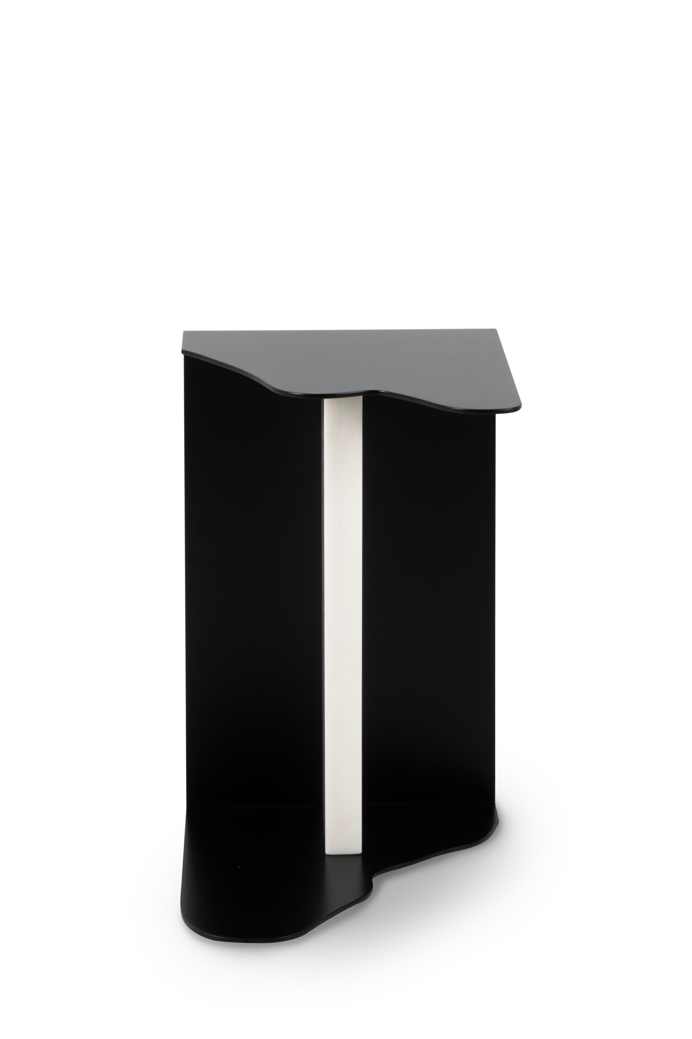 Mid-Century Modern Table d'appoint brute mi-siècle moderne, marbre Calacatta, fabriquée à la main par Greenapple en vente