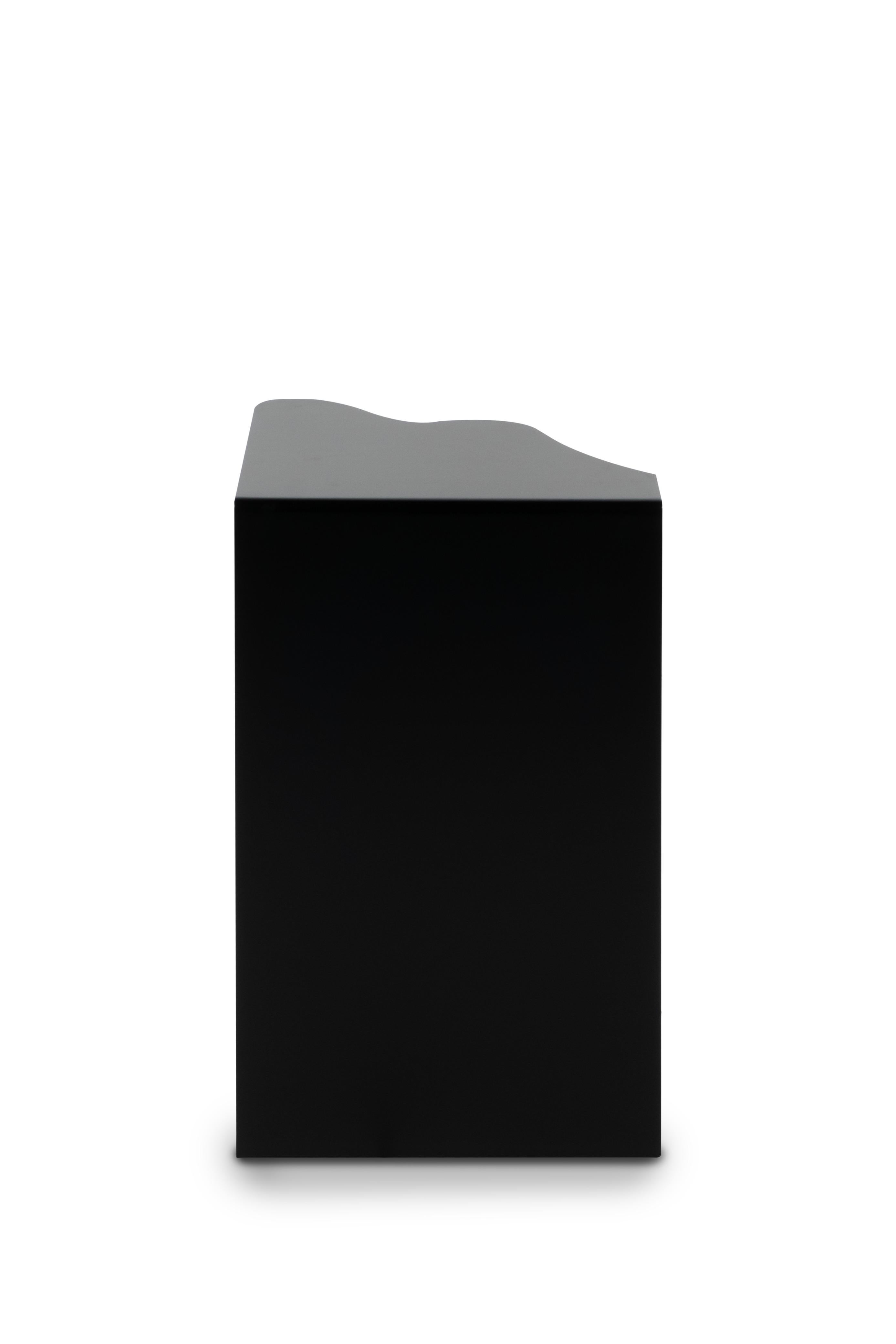 Portugais Table d'appoint brute mi-siècle moderne, marbre Calacatta, fabriquée à la main par Greenapple en vente